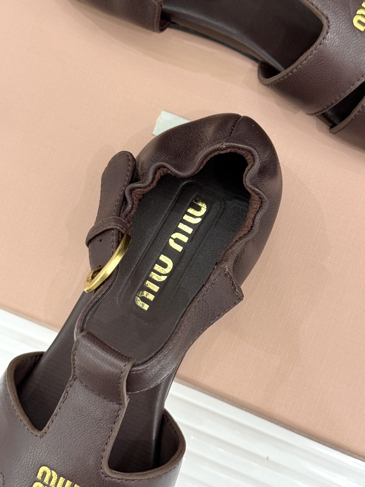 Miu Miu/缪缪26WF新品字母镂空罗马凉鞋承袭2026春夏复古少女格调这款凉鞋以利落线条重塑夏日型