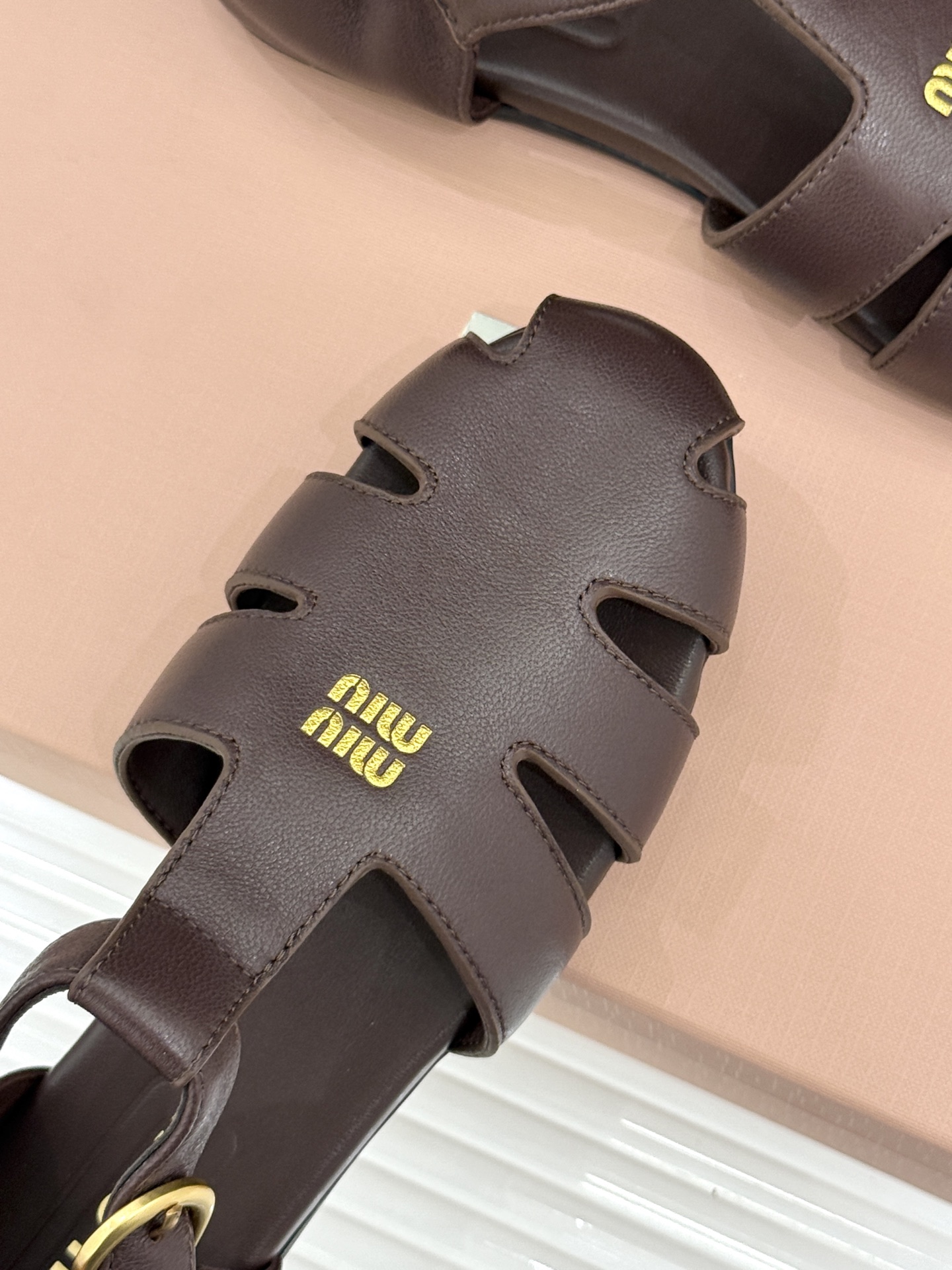 Miu Miu/缪缪26WF新品字母镂空罗马凉鞋承袭2026春夏复古少女格调这款凉鞋以利落线条重塑夏日型