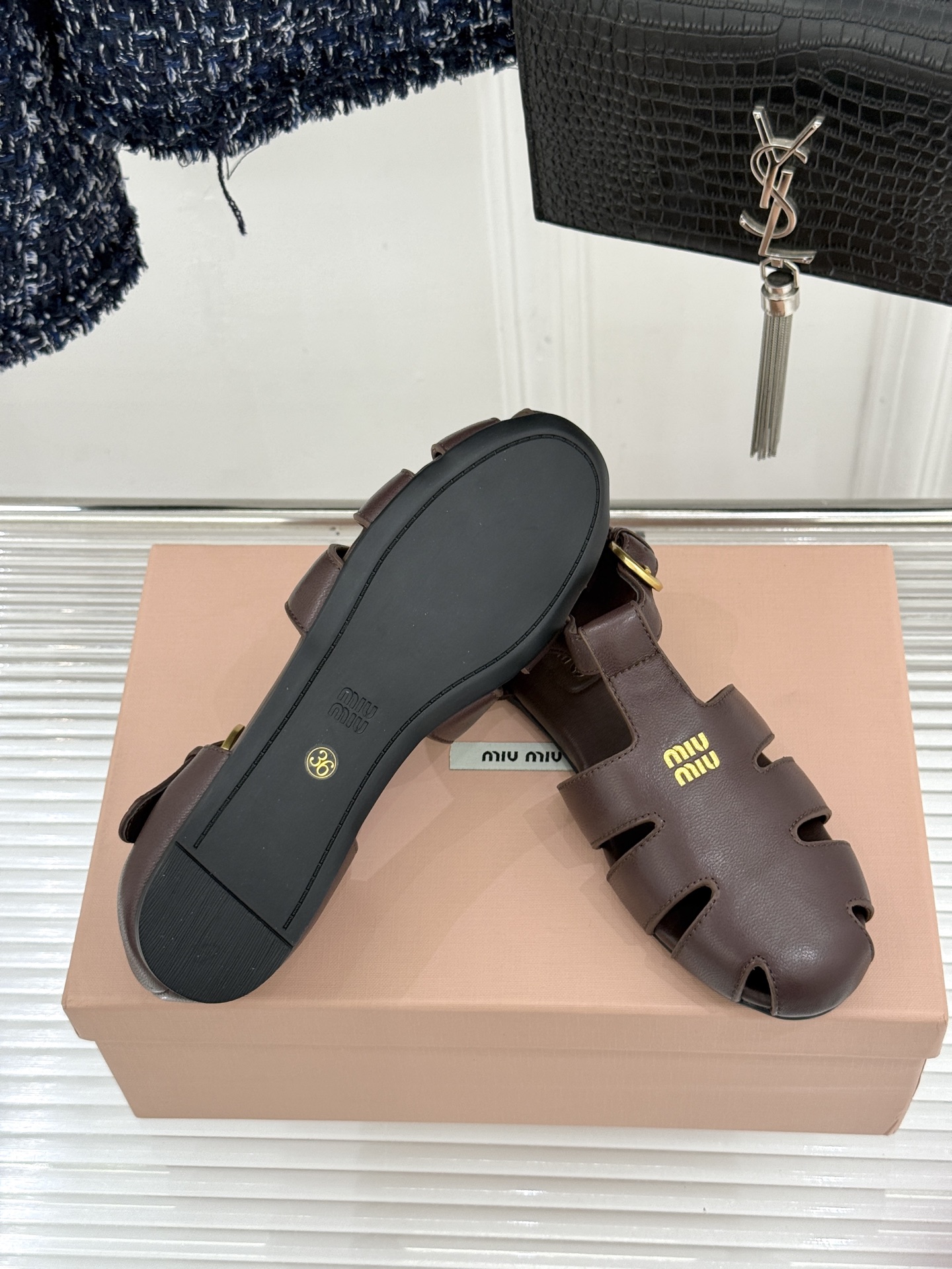 Miu Miu/缪缪26WF新品字母镂空罗马凉鞋承袭2026春夏复古少女格调这款凉鞋以利落线条重塑夏日型