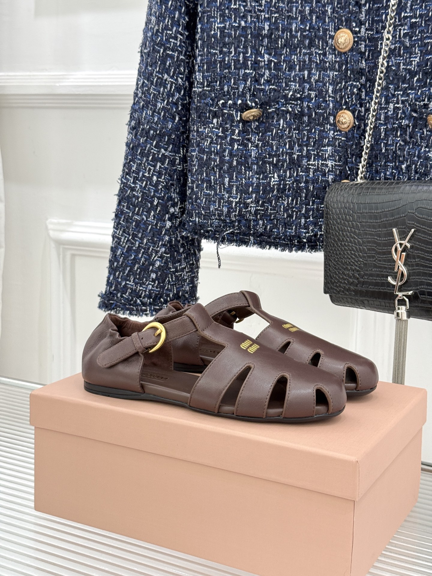 Miu Miu/缪缪26WF新品字母镂空罗马凉鞋承袭2026春夏复古少女格调这款凉鞋以利落线条重塑夏日型