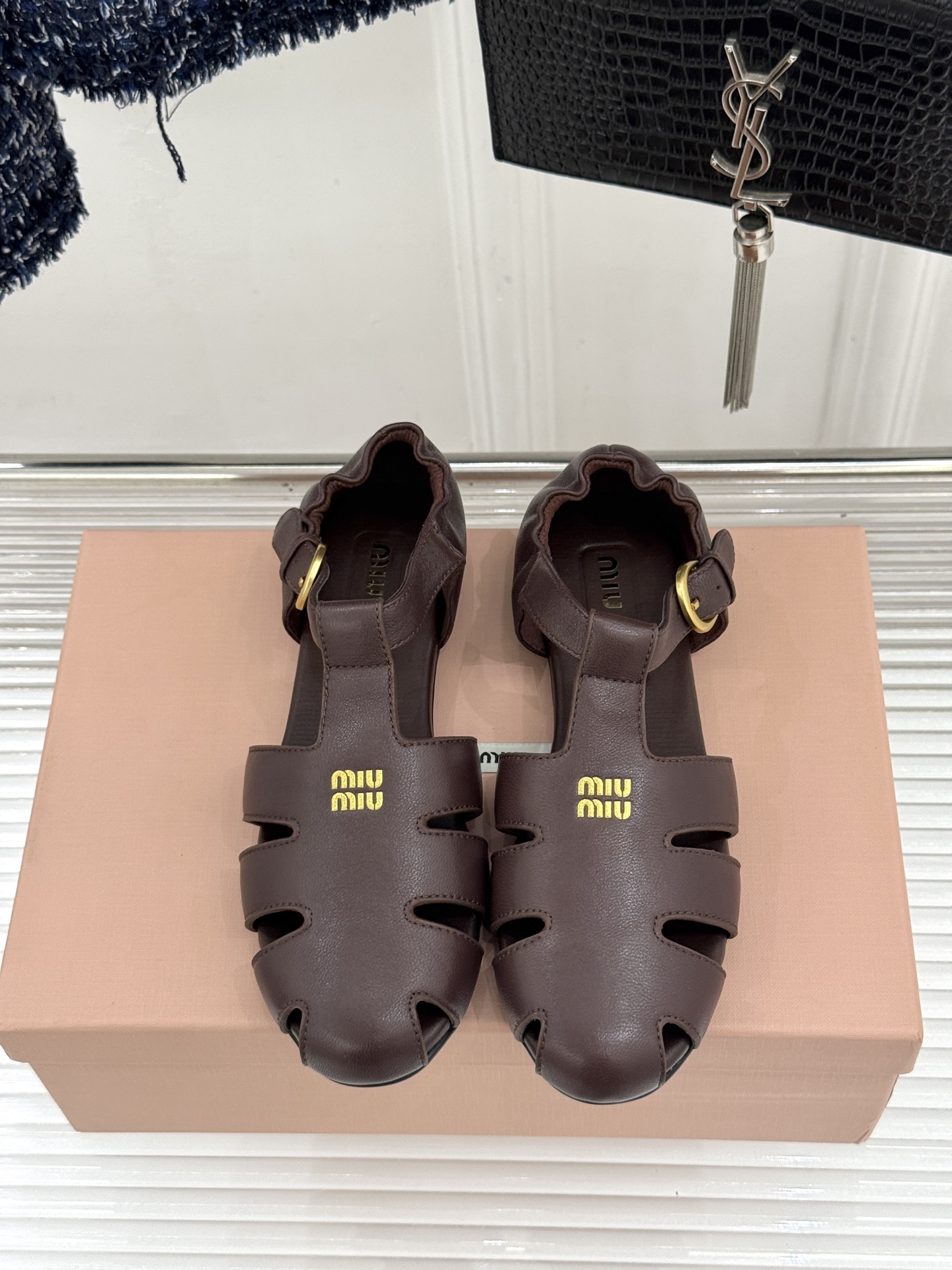 Miu Miu/缪缪26WF新品字母镂空罗马凉鞋承袭2026春夏复古少女格调这款凉鞋以利落线条重塑夏日型