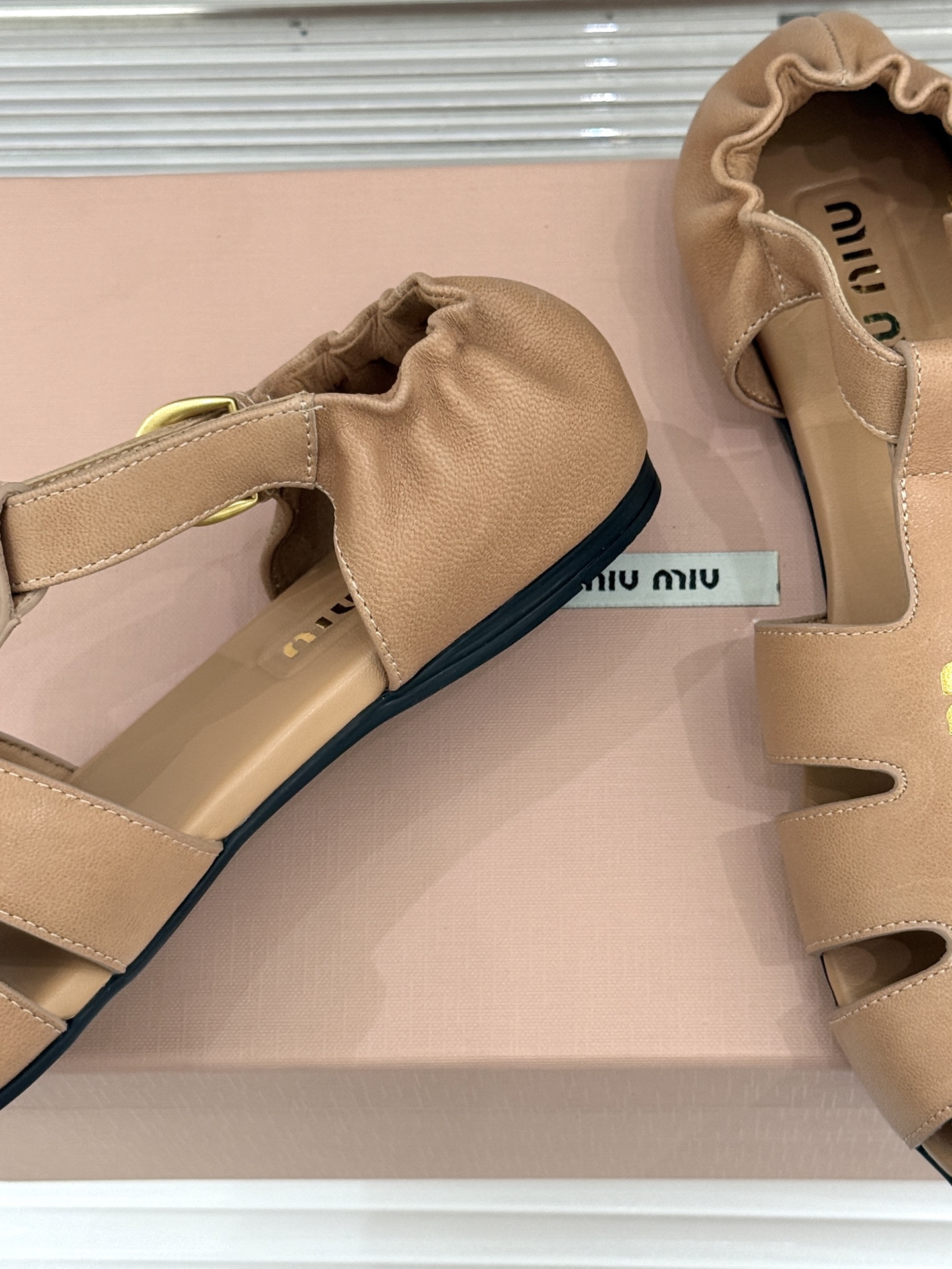 Miu Miu/缪缪26WF新品字母镂空罗马凉鞋承袭2026春夏复古少女格调这款凉鞋以利落线条重塑夏日型