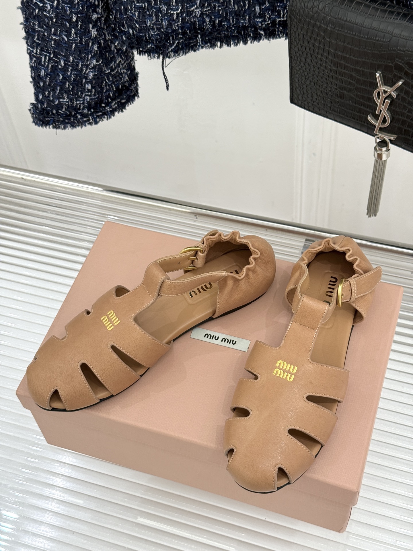 Miu Miu/缪缪26WF新品字母镂空罗马凉鞋承袭2026春夏复古少女格调这款凉鞋以利落线条重塑夏日型