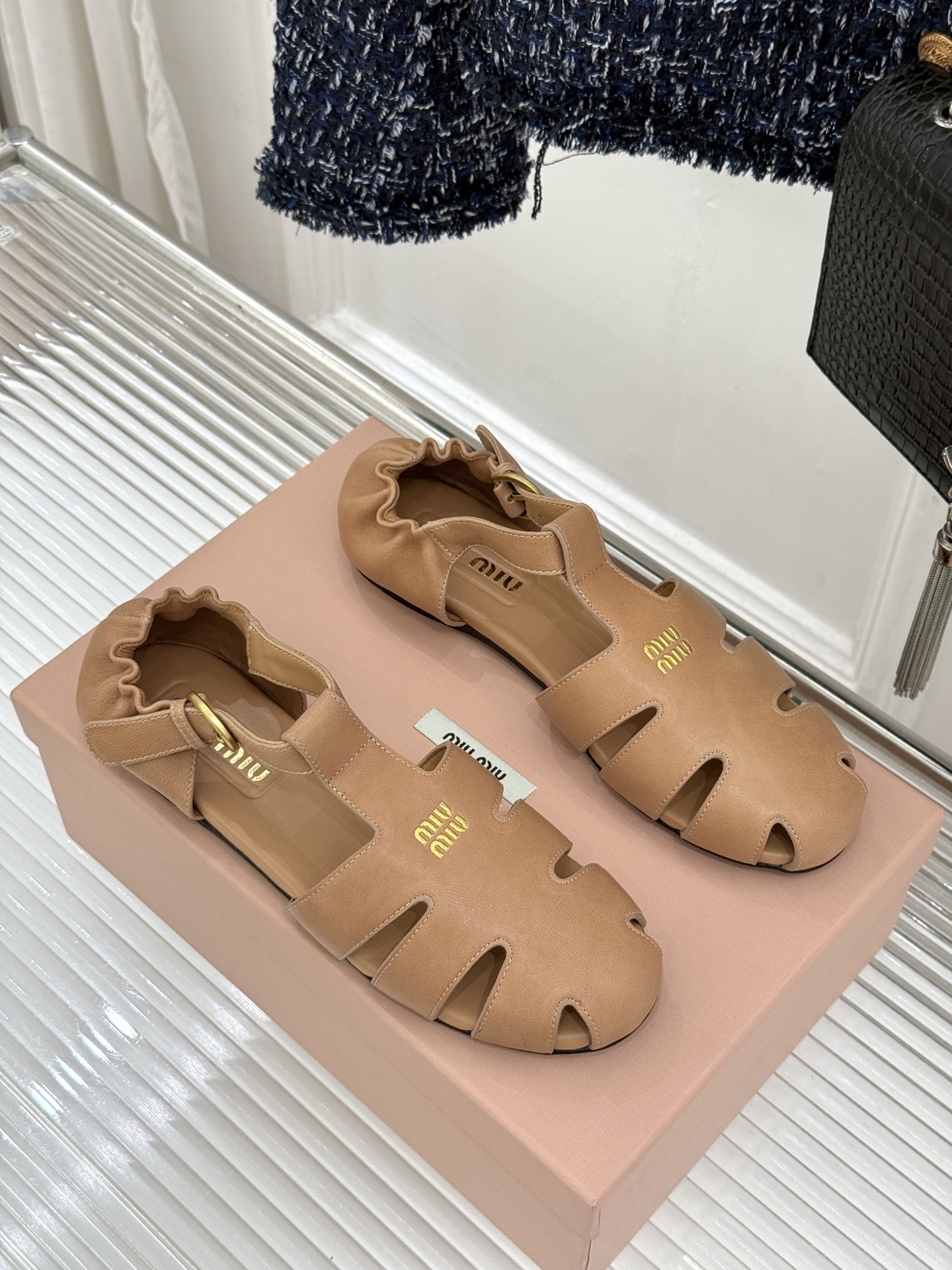 Miu Miu/缪缪26WF新品字母镂空罗马凉鞋承袭2026春夏复古少女格调这款凉鞋以利落线条重塑夏日型