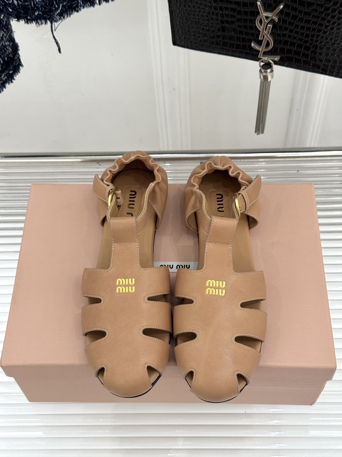 Miu Miu/缪缪26WF新品字母镂空罗马凉鞋承袭2026春夏复古少女格调这款凉鞋以利落线条重塑夏日型