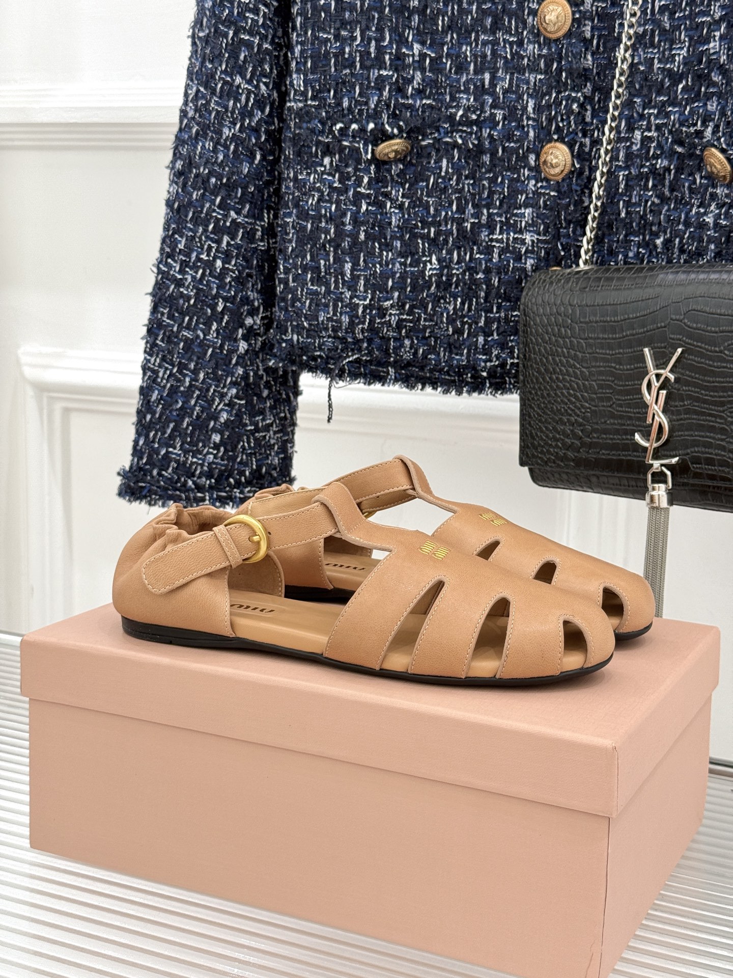 Miu Miu/缪缪26WF新品字母镂空罗马凉鞋承袭2026春夏复古少女格调这款凉鞋以利落线条重塑夏日型