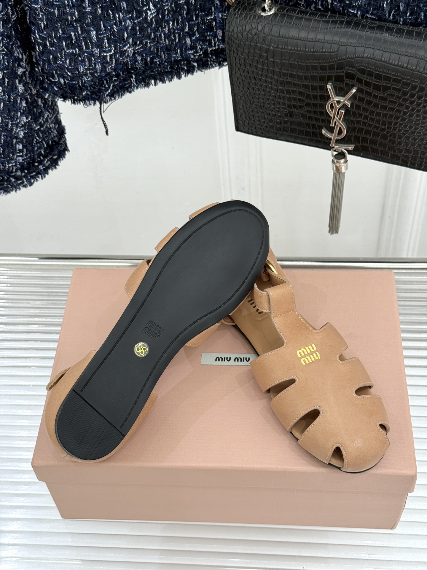 Miu Miu/缪缪26WF新品字母镂空罗马凉鞋承袭2026春夏复古少女格调这款凉鞋以利落线条重塑夏日型