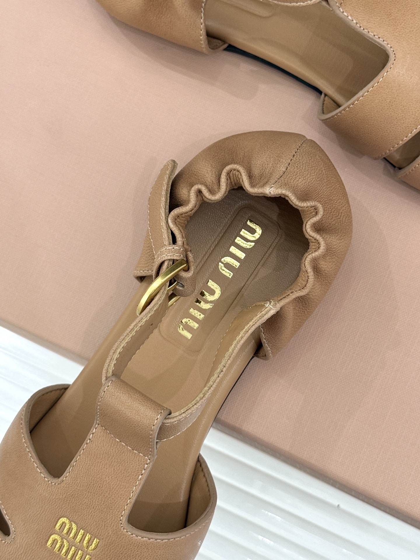 Miu Miu/缪缪26WF新品字母镂空罗马凉鞋承袭2026春夏复古少女格调这款凉鞋以利落线条重塑夏日型