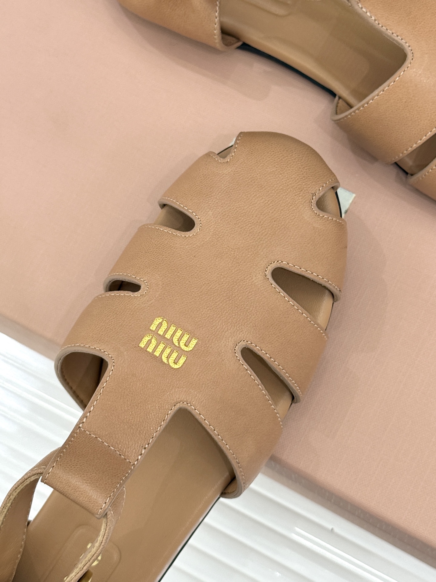 Miu Miu/缪缪26WF新品字母镂空罗马凉鞋承袭2026春夏复古少女格调这款凉鞋以利落线条重塑夏日型