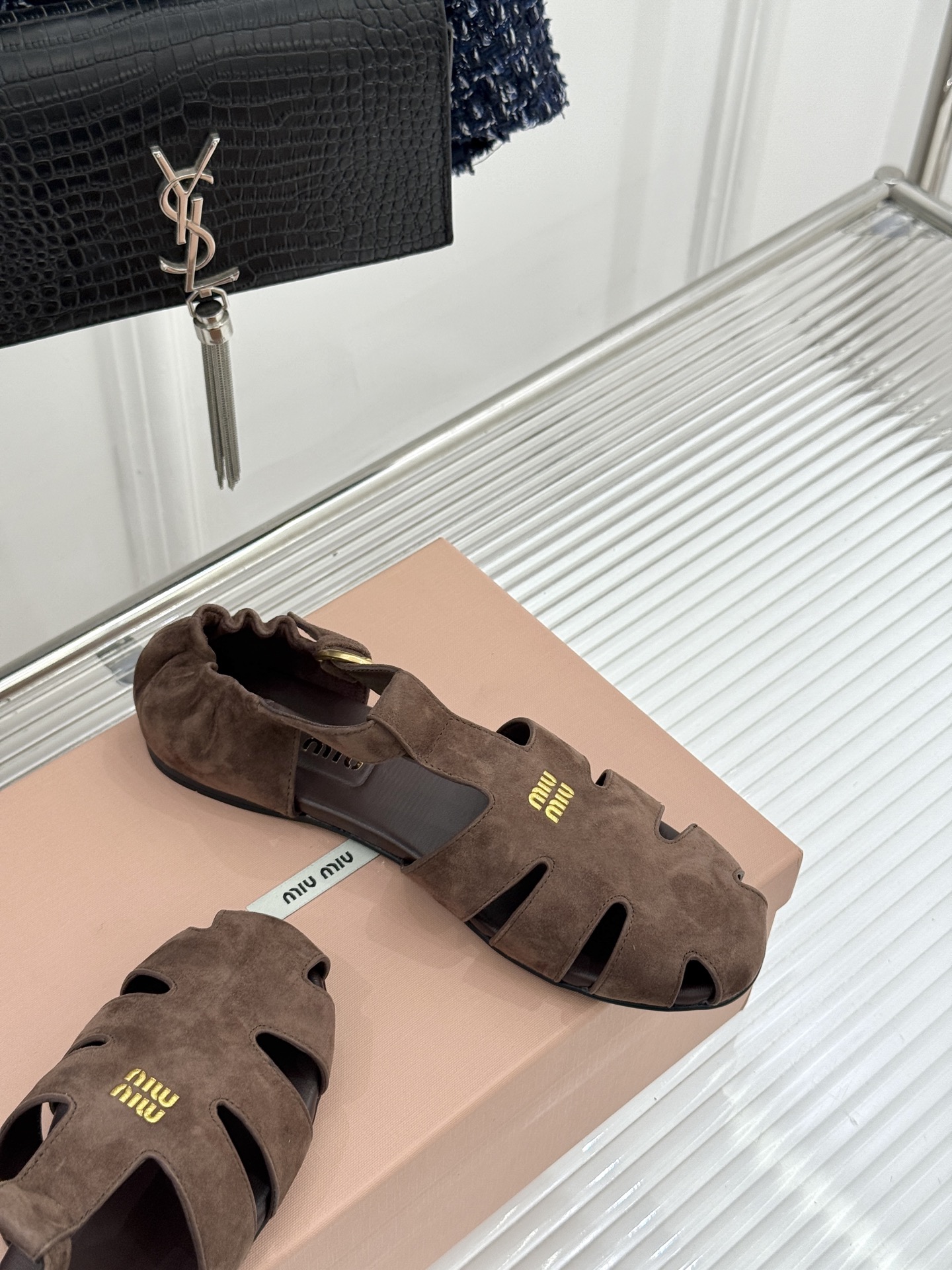 Miu Miu/缪缪26WF新品字母镂空罗马凉鞋承袭2026春夏复古少女格调这款凉鞋以利落线条重塑夏日型