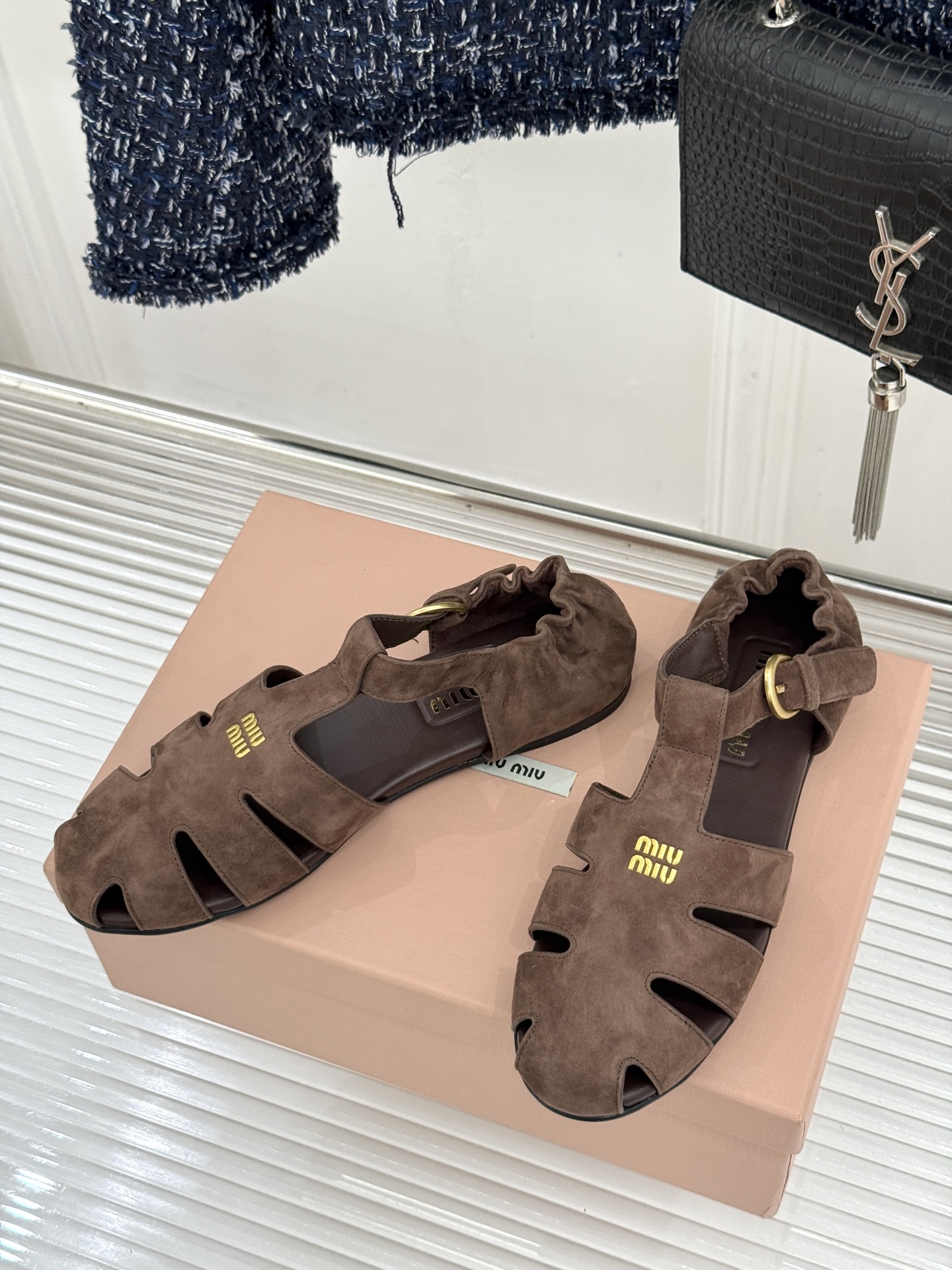 Miu Miu/缪缪26WF新品字母镂空罗马凉鞋承袭2026春夏复古少女格调这款凉鞋以利落线条重塑夏日型