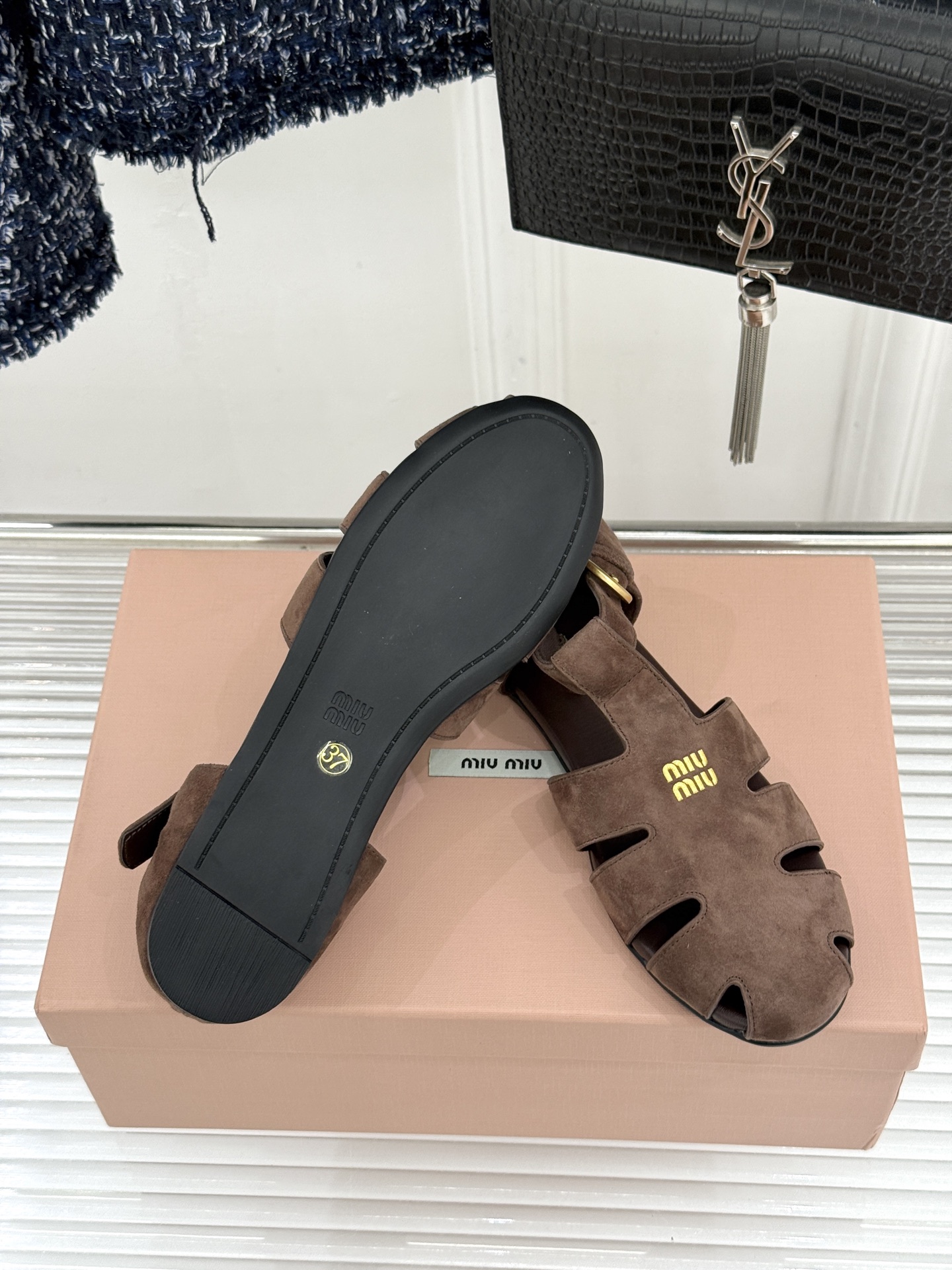 Miu Miu/缪缪26WF新品字母镂空罗马凉鞋承袭2026春夏复古少女格调这款凉鞋以利落线条重塑夏日型