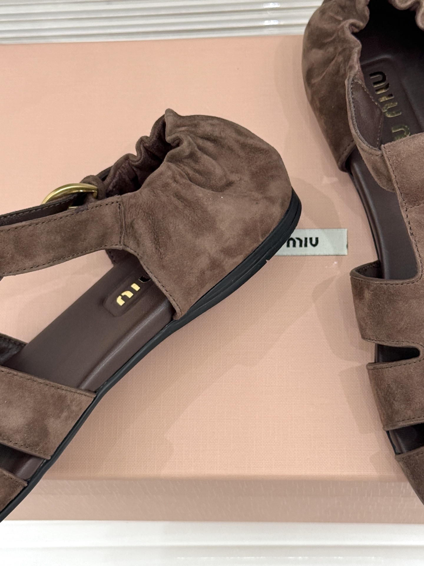 Miu Miu/缪缪26WF新品字母镂空罗马凉鞋承袭2026春夏复古少女格调这款凉鞋以利落线条重塑夏日型