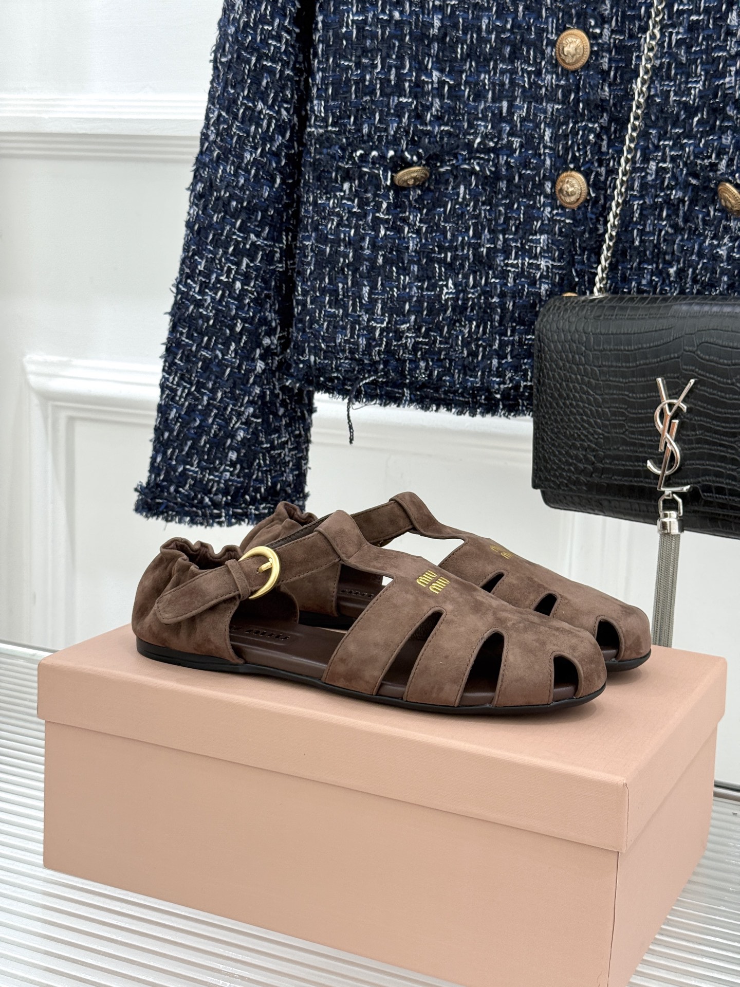 Miu Miu/缪缪26WF新品字母镂空罗马凉鞋承袭2026春夏复古少女格调这款凉鞋以利落线条重塑夏日型