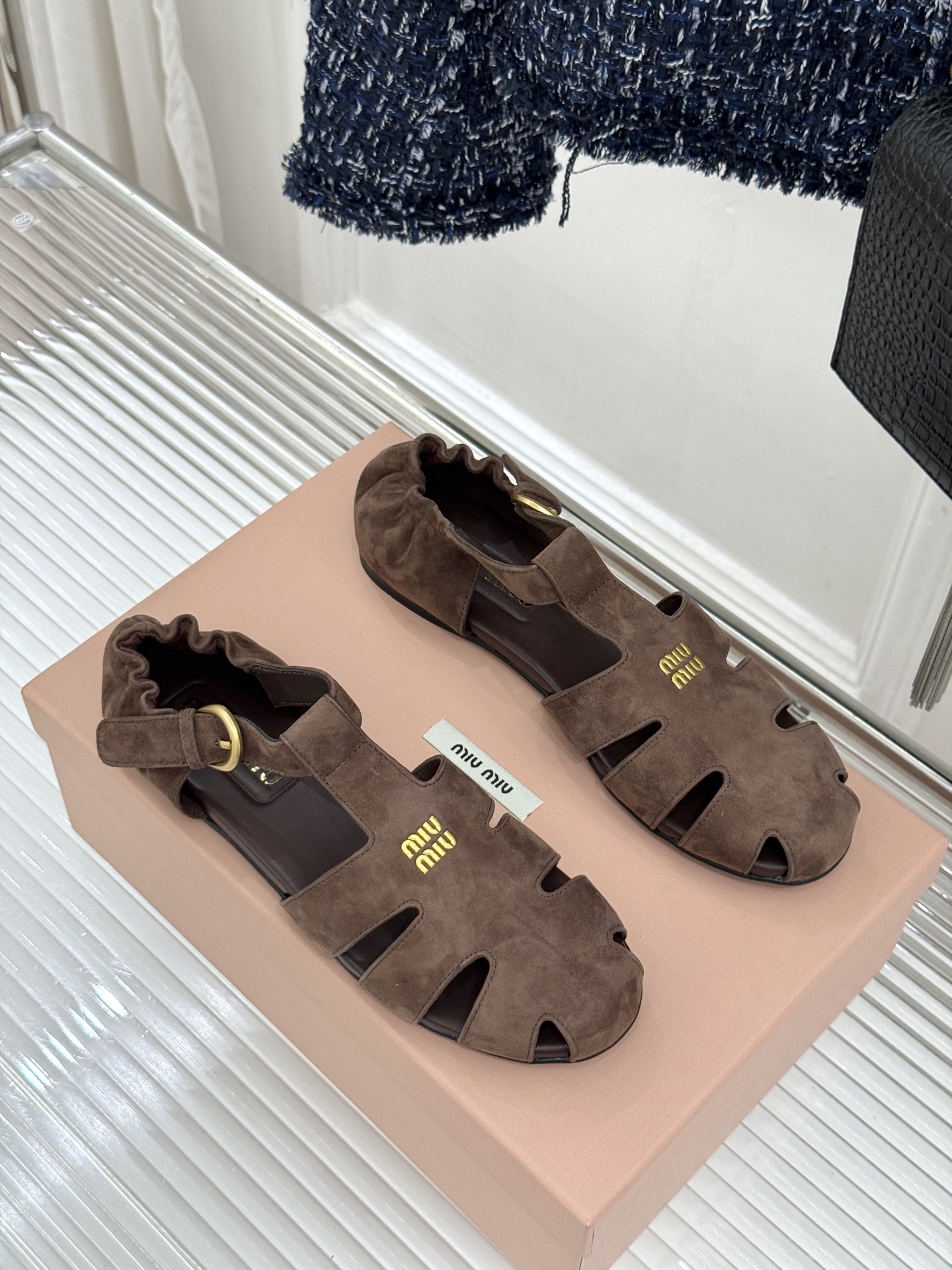 Miu Miu/缪缪26WF新品字母镂空罗马凉鞋承袭2026春夏复古少女格调这款凉鞋以利落线条重塑夏日型