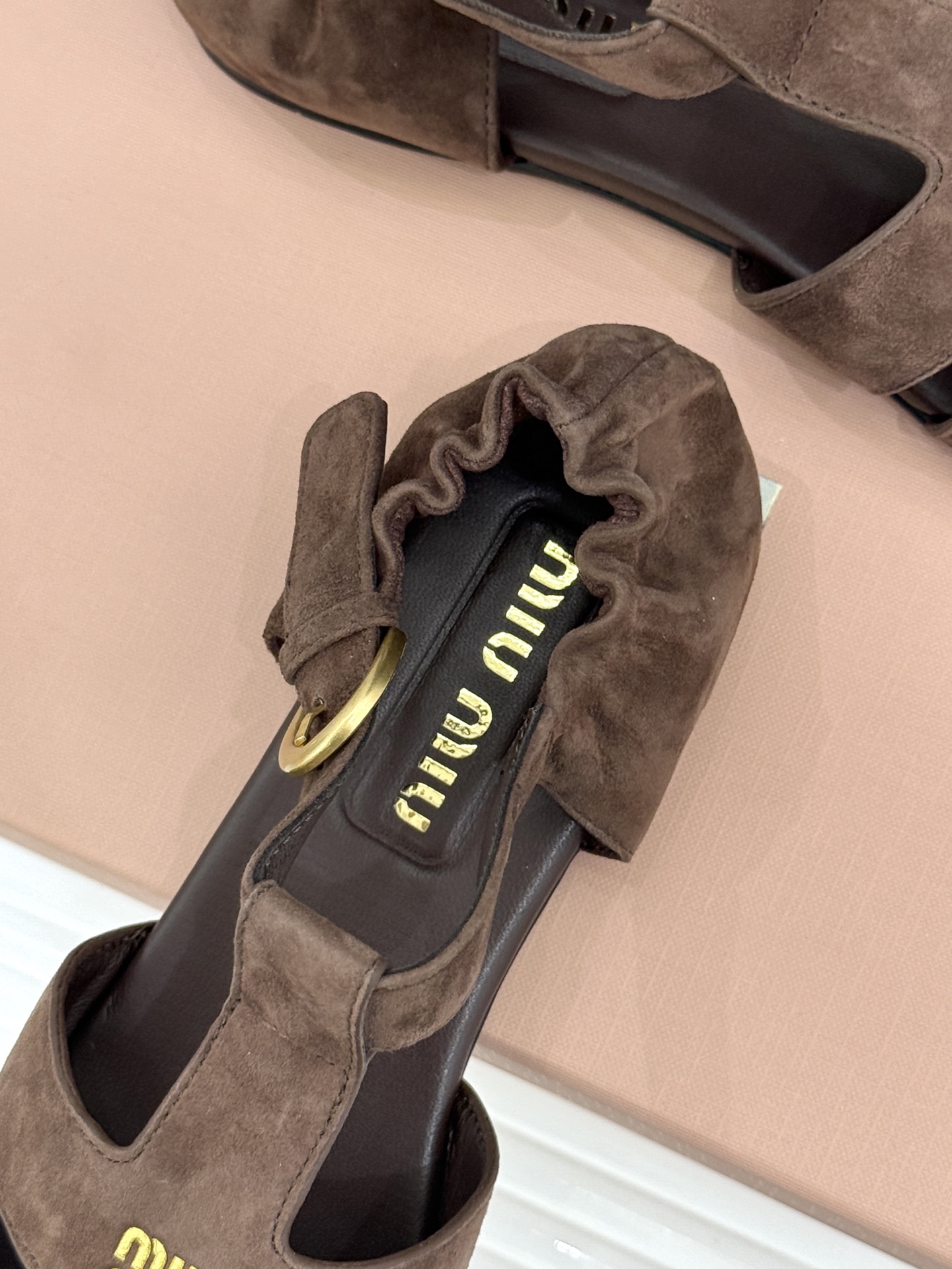 Miu Miu/缪缪26WF新品字母镂空罗马凉鞋承袭2026春夏复古少女格调这款凉鞋以利落线条重塑夏日型