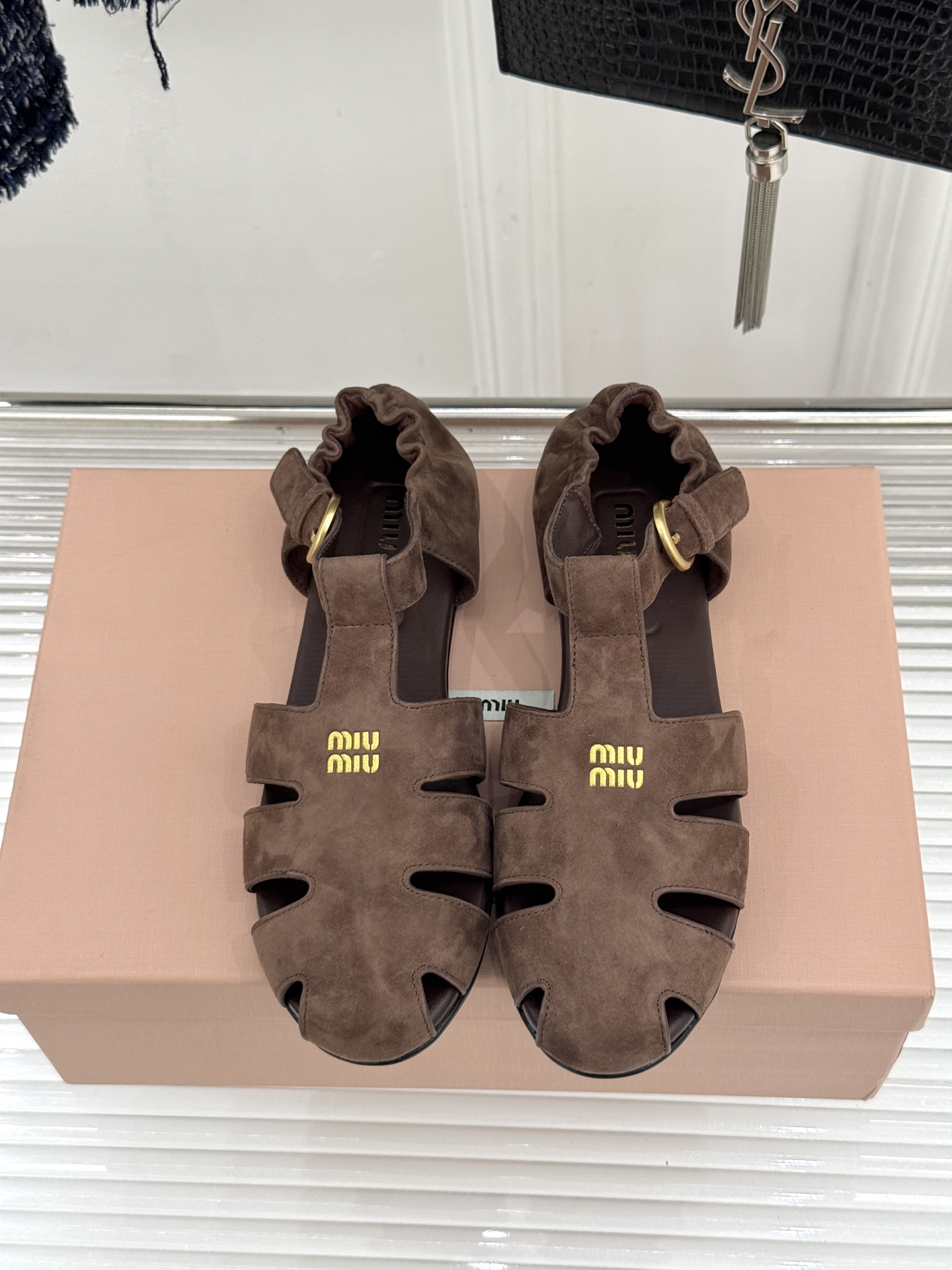 Miu Miu/缪缪26WF新品字母镂空罗马凉鞋承袭2026春夏复古少女格调这款凉鞋以利落线条重塑夏日型