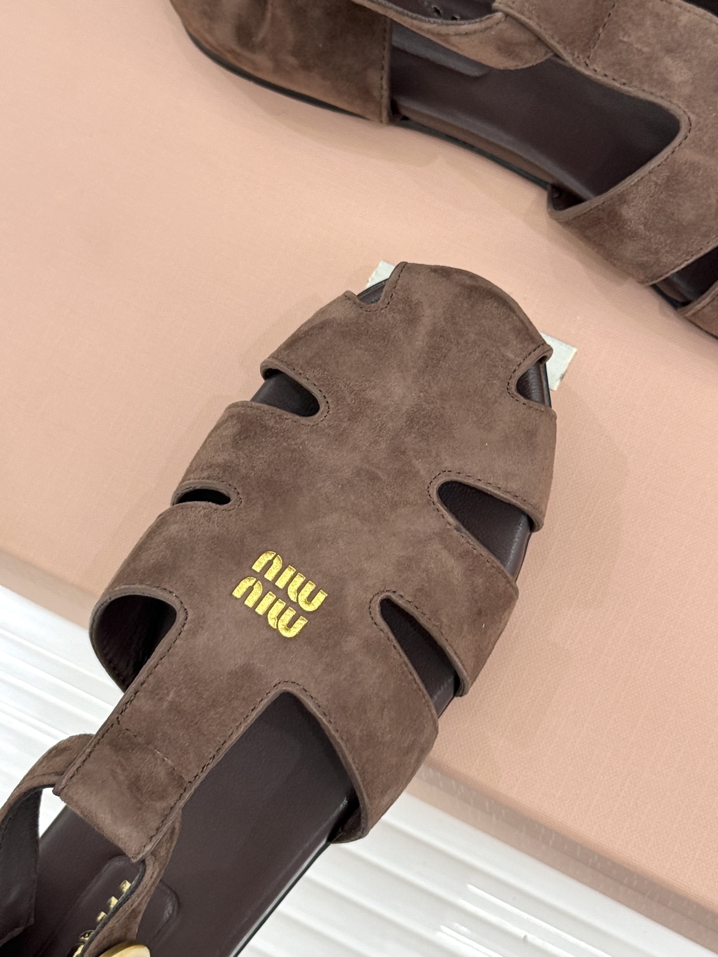 Miu Miu/缪缪26WF新品字母镂空罗马凉鞋承袭2026春夏复古少女格调这款凉鞋以利落线条重塑夏日型