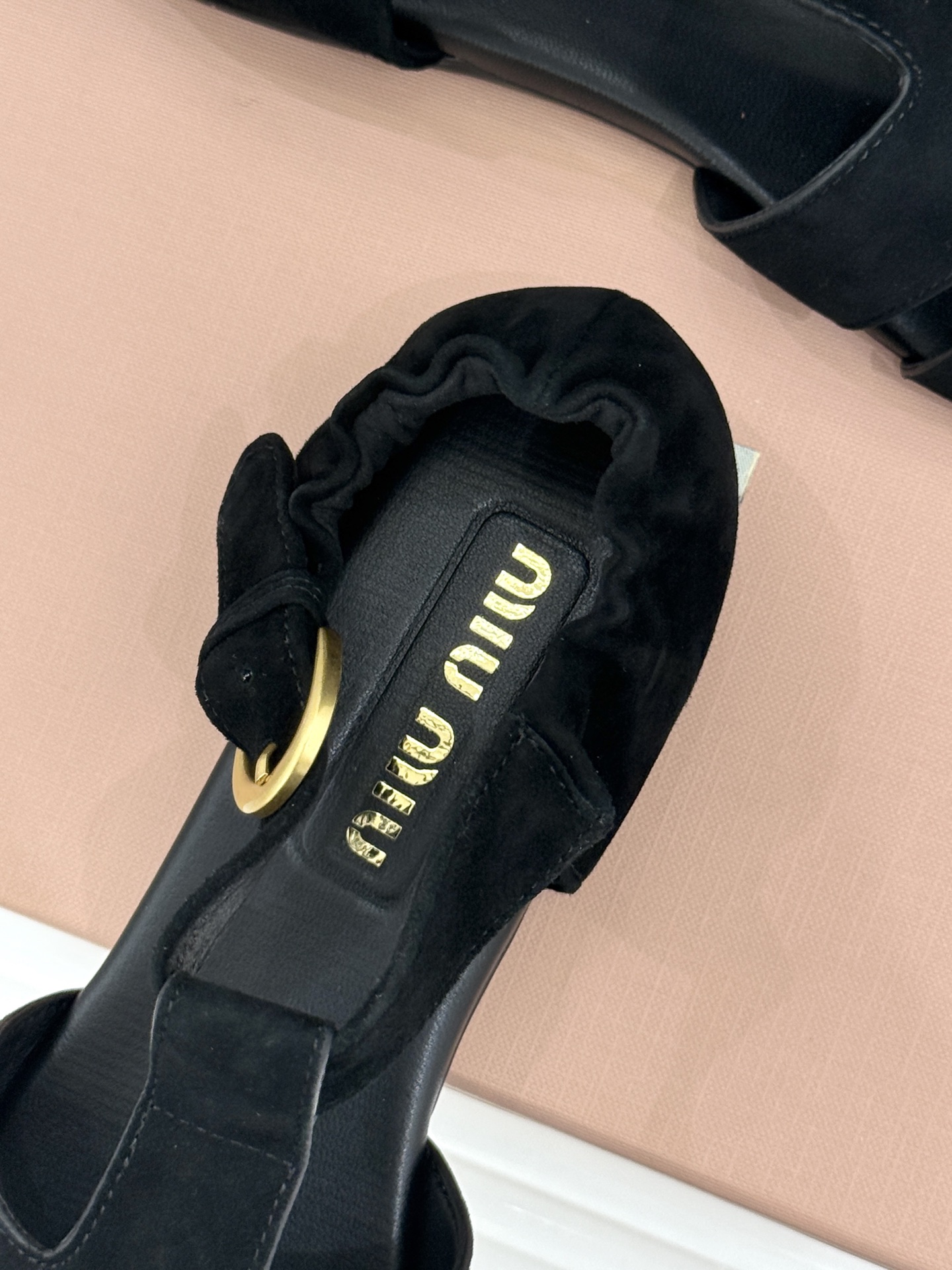 Miu Miu/缪缪26WF新品字母镂空罗马凉鞋承袭2026春夏复古少女格调这款凉鞋以利落线条重塑夏日型