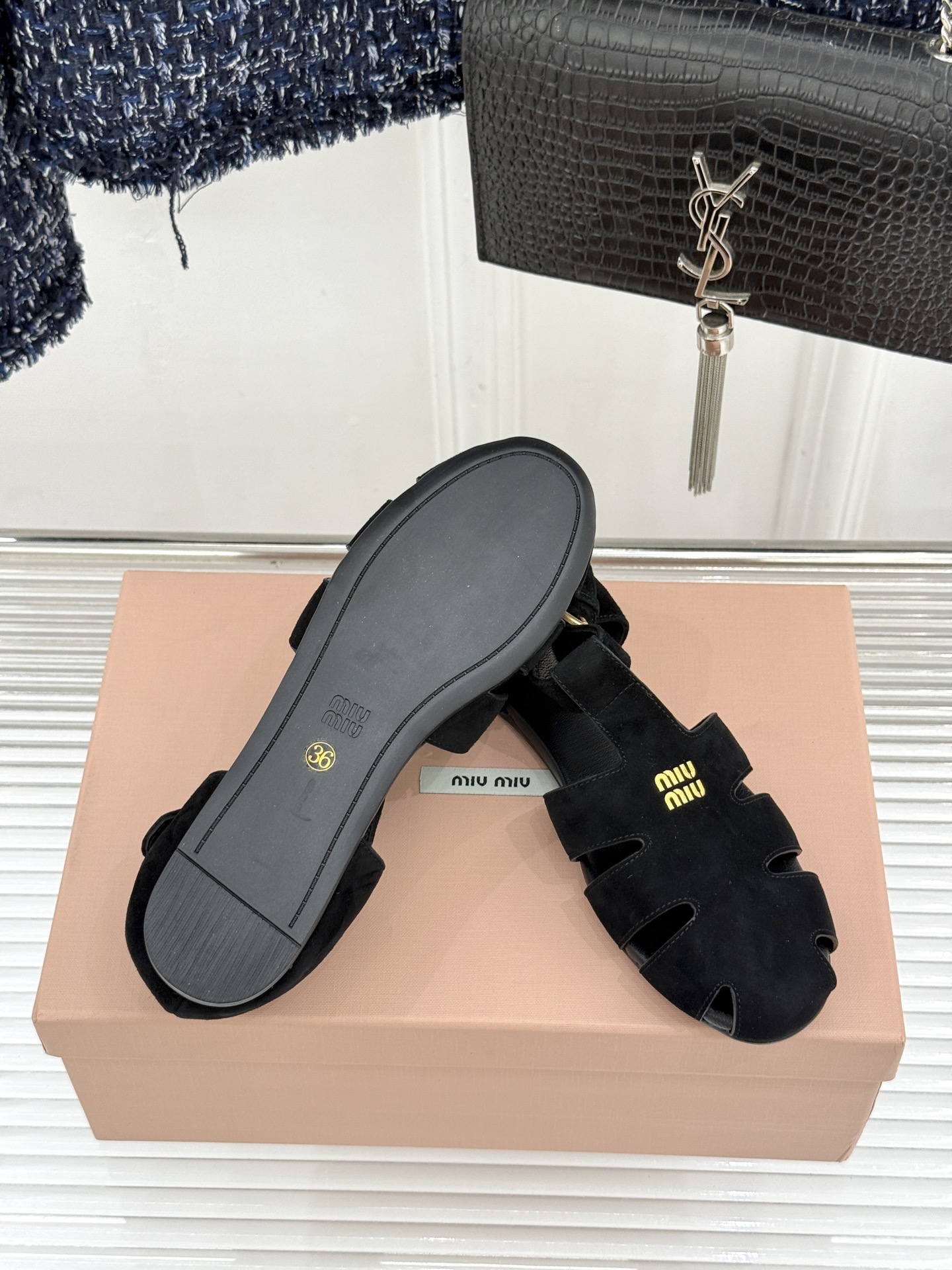 Miu Miu/缪缪26WF新品字母镂空罗马凉鞋承袭2026春夏复古少女格调这款凉鞋以利落线条重塑夏日型