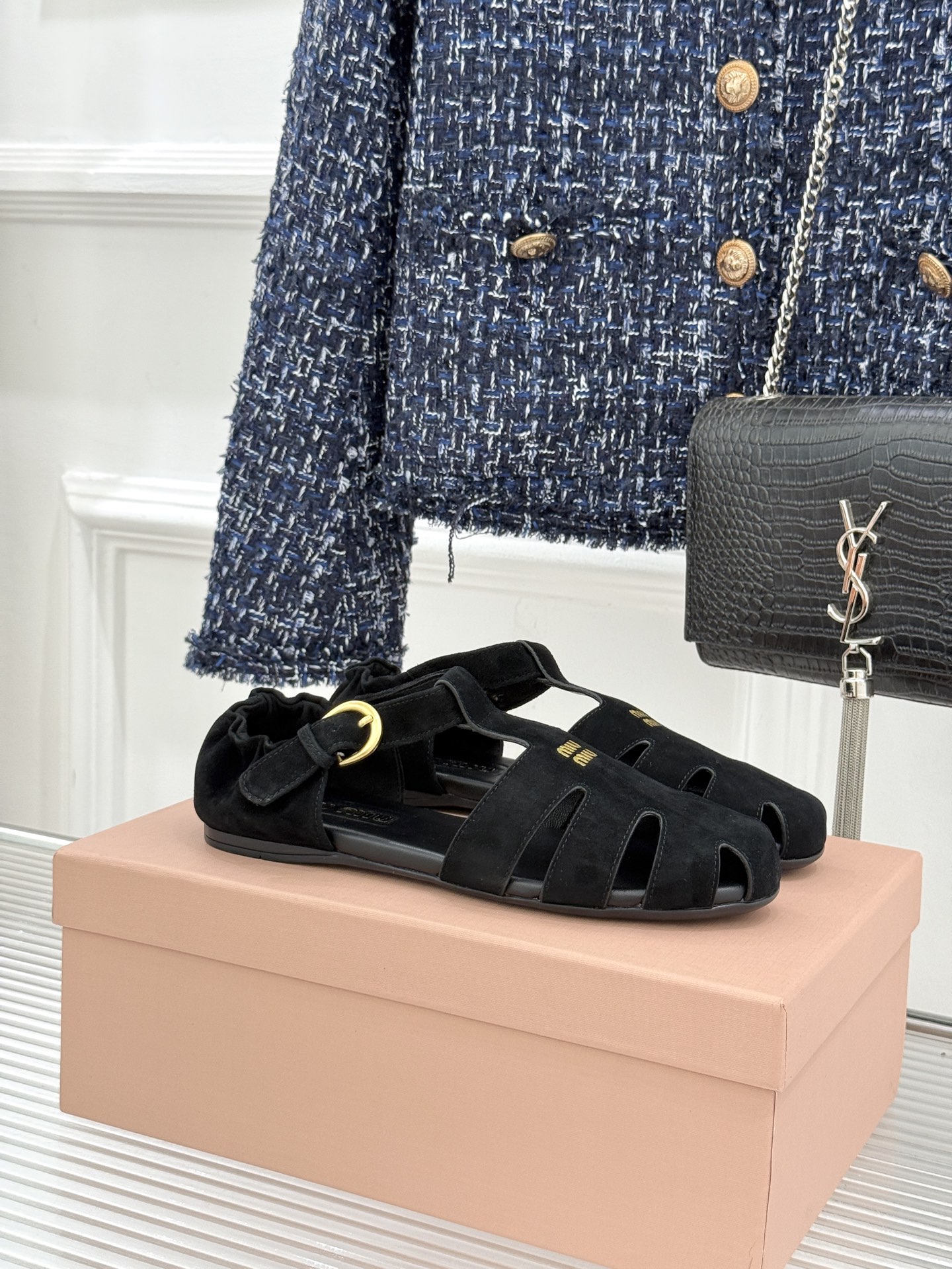 Miu Miu/缪缪26WF新品字母镂空罗马凉鞋承袭2026春夏复古少女格调这款凉鞋以利落线条重塑夏日型