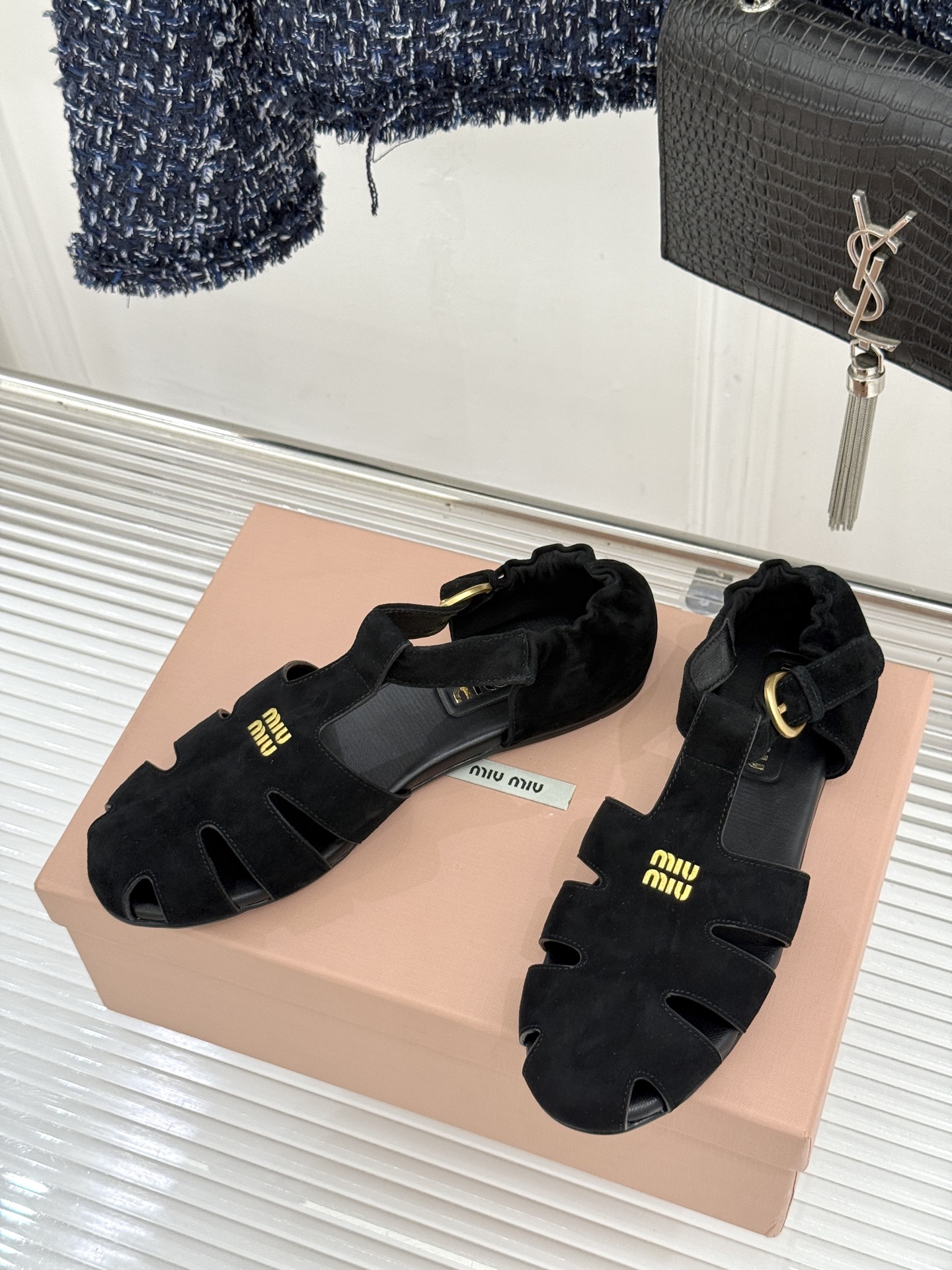 Miu Miu/缪缪26WF新品字母镂空罗马凉鞋承袭2026春夏复古少女格调这款凉鞋以利落线条重塑夏日型