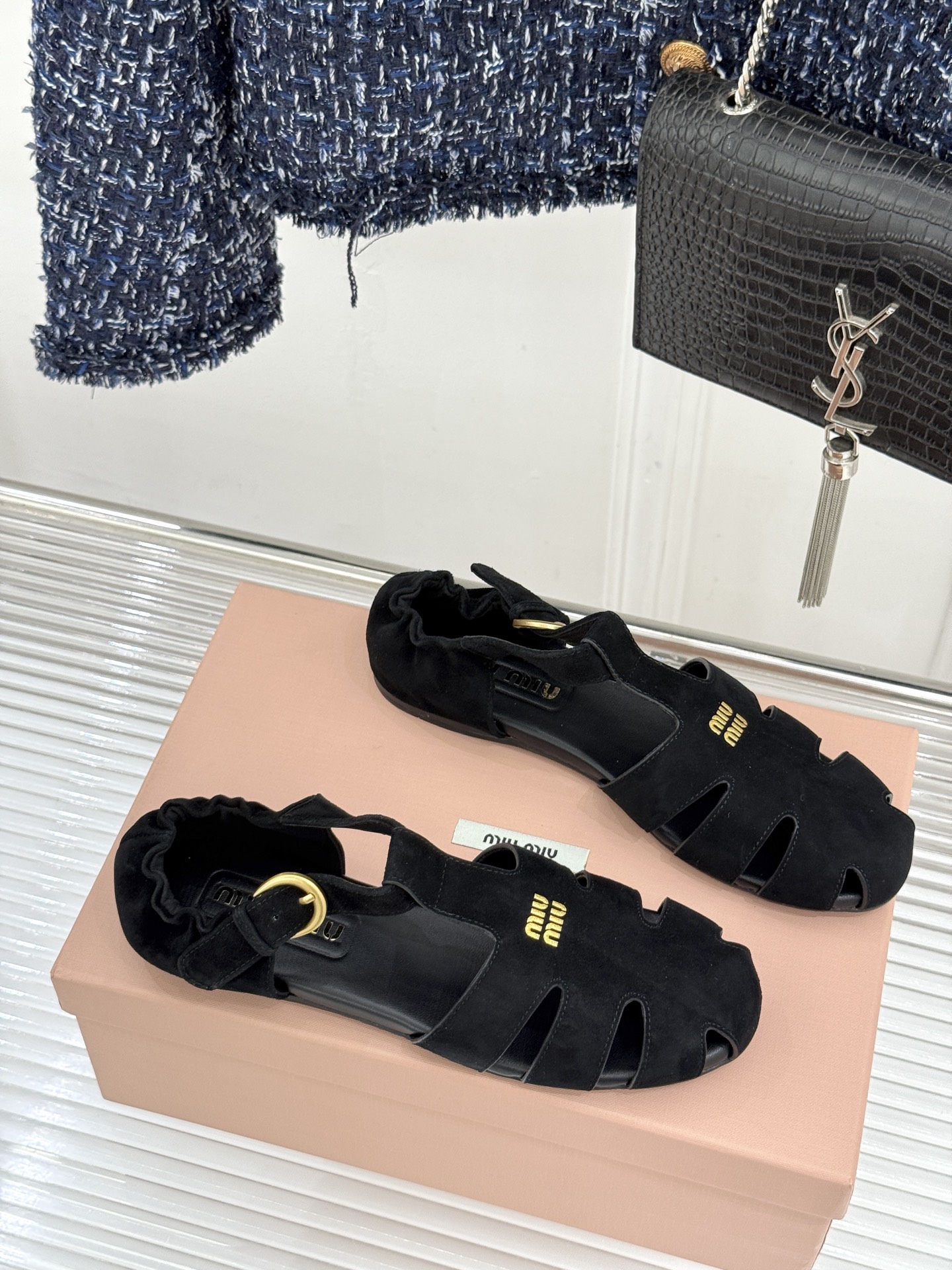 Miu Miu/缪缪26WF新品字母镂空罗马凉鞋承袭2026春夏复古少女格调这款凉鞋以利落线条重塑夏日型