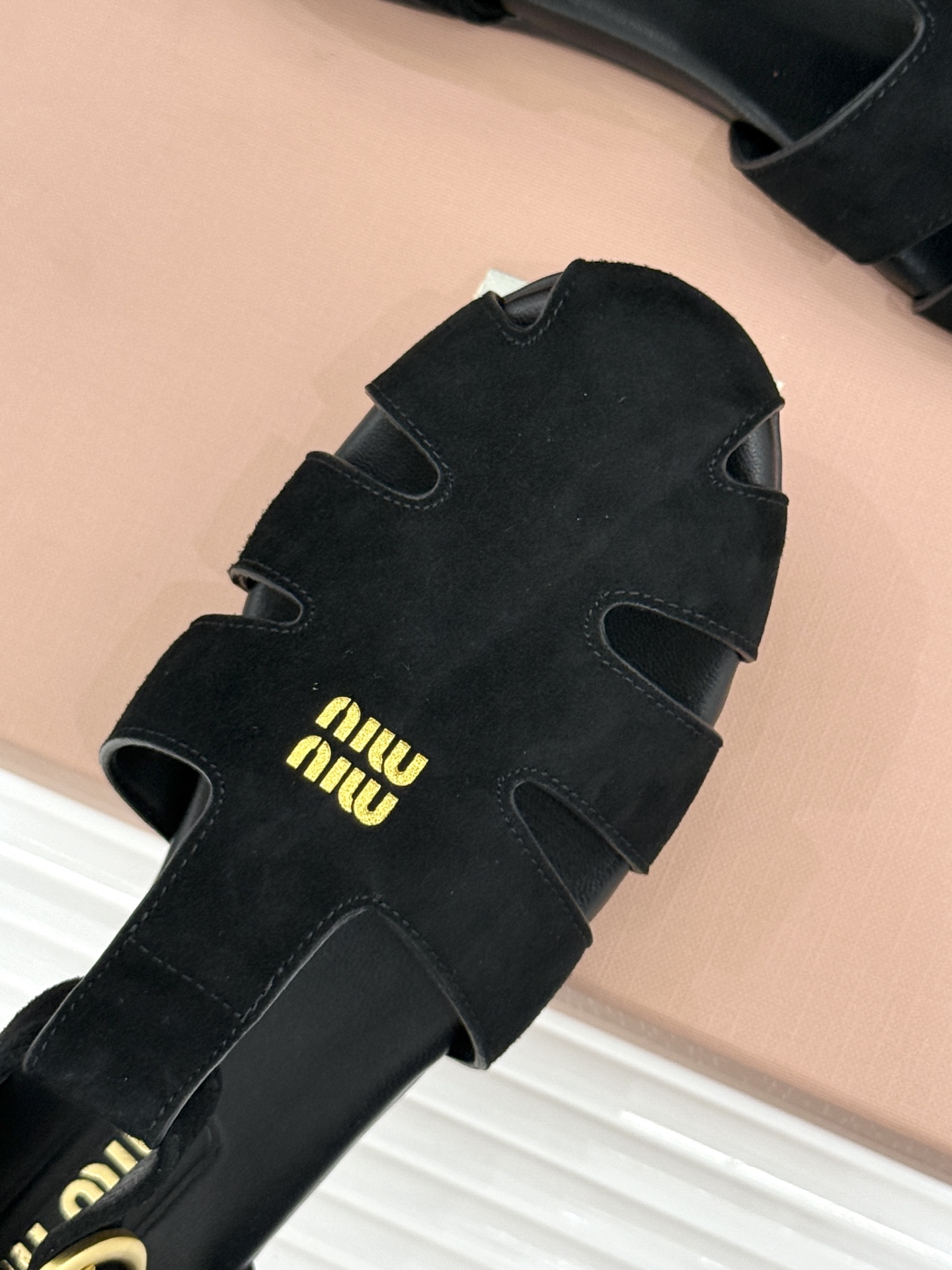 Miu Miu/缪缪26WF新品字母镂空罗马凉鞋承袭2026春夏复古少女格调这款凉鞋以利落线条重塑夏日型