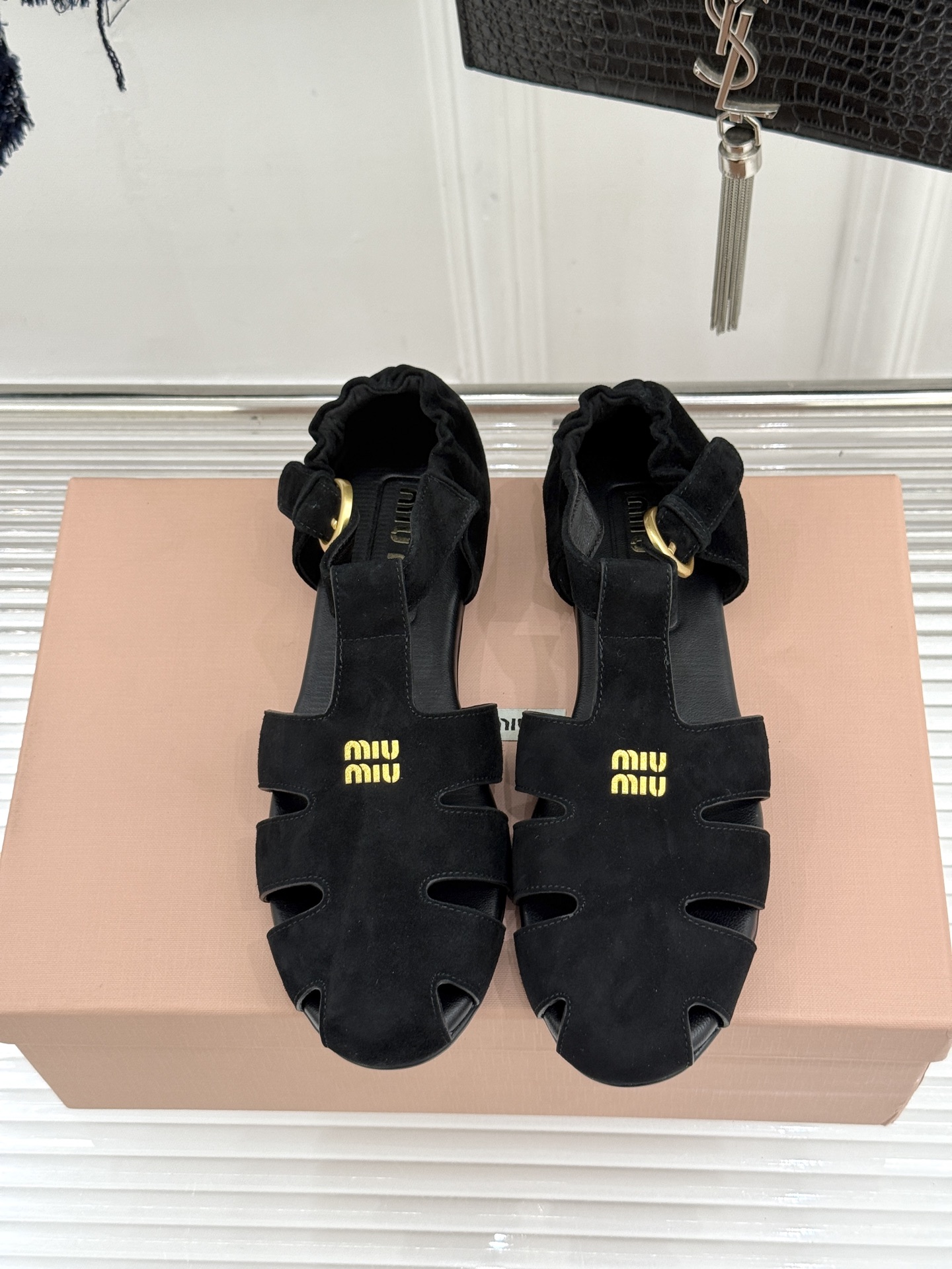 Miu Miu/缪缪26WF新品字母镂空罗马凉鞋承袭2026春夏复古少女格调这款凉鞋以利落线条重塑夏日型
