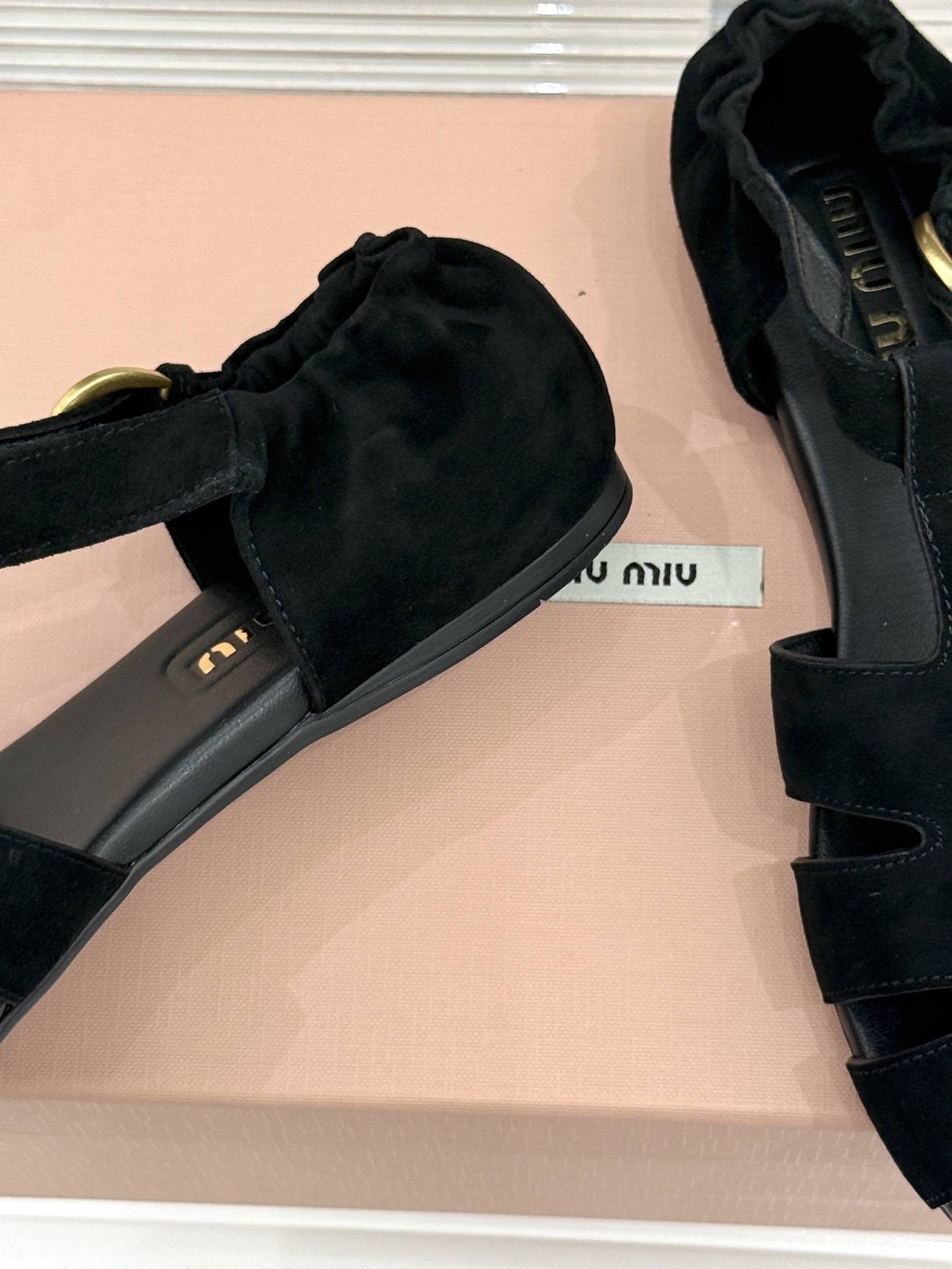 Miu Miu/缪缪26WF新品字母镂空罗马凉鞋承袭2026春夏复古少女格调这款凉鞋以利落线条重塑夏日型