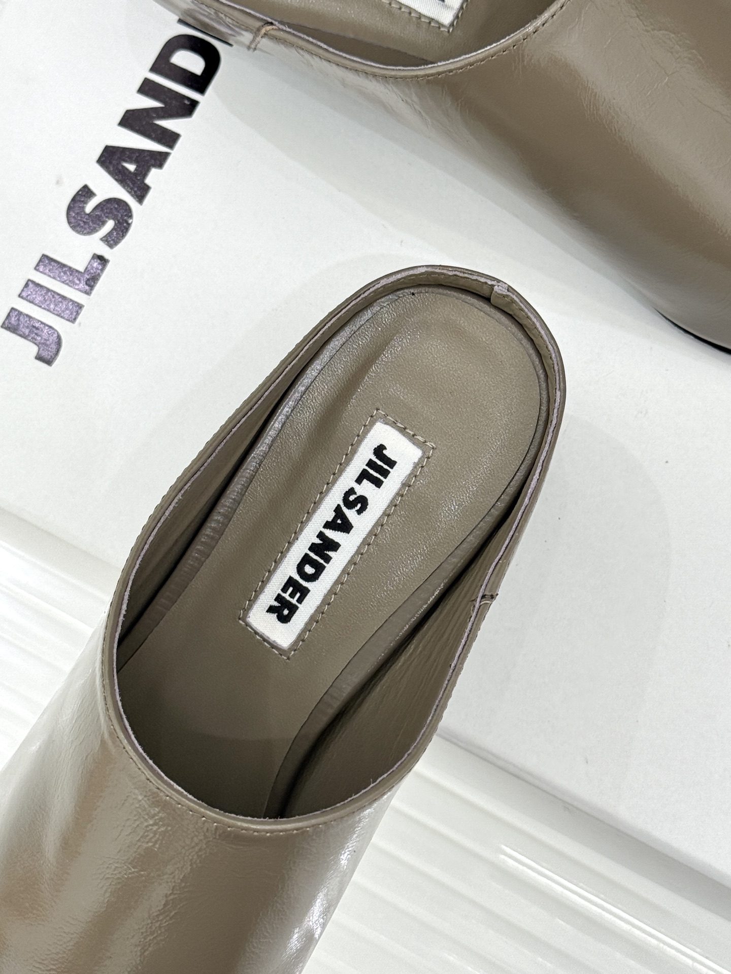 Jil Sander/吉尔桑达经典极简蝴蝶结尖头猫跟半拖鞋以极简笔触书写高级质感。利落尖头勾勒利落线条2