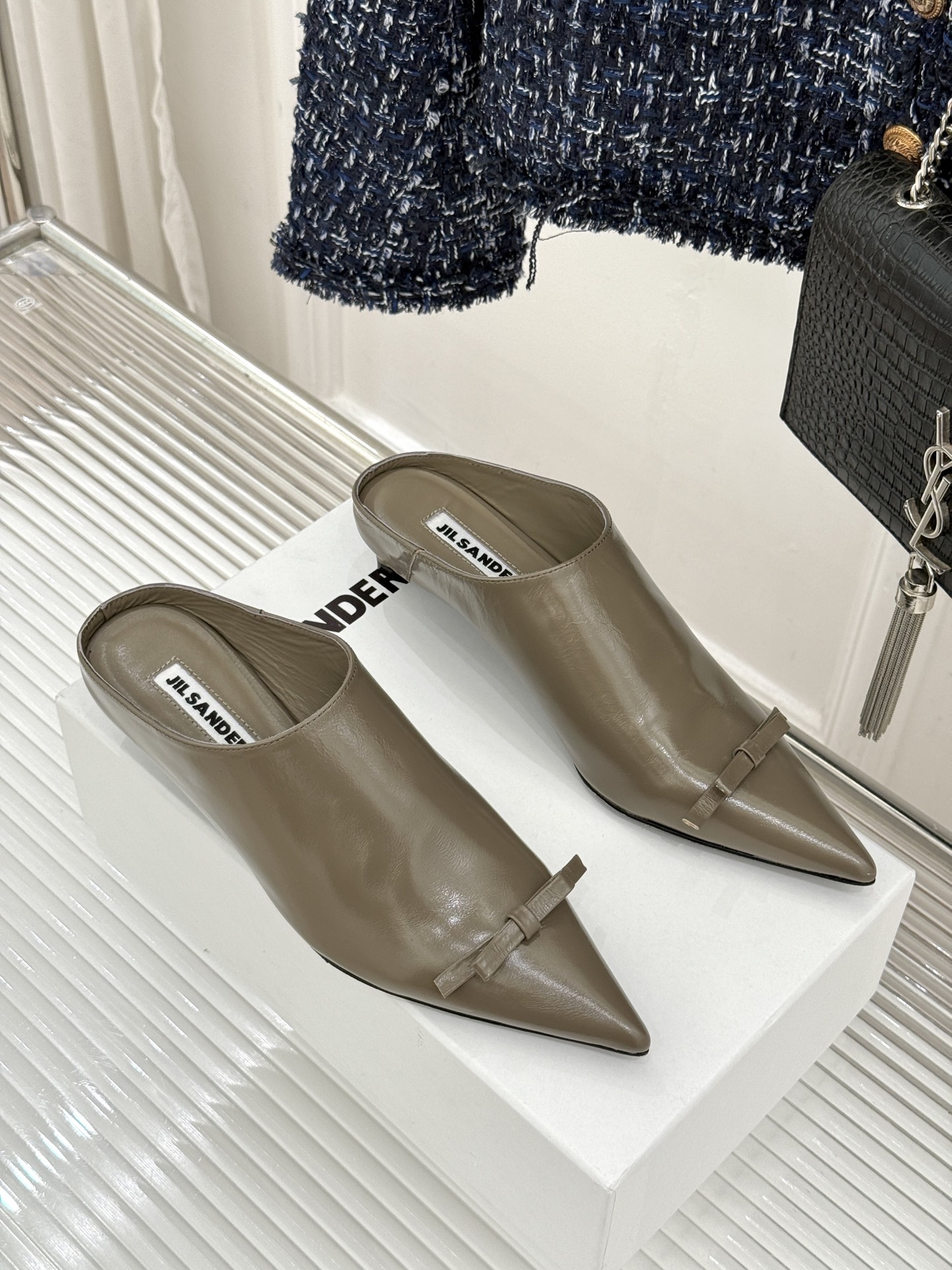 Jil Sander/吉尔桑达经典极简蝴蝶结尖头猫跟半拖鞋以极简笔触书写高级质感。利落尖头勾勒利落线条2