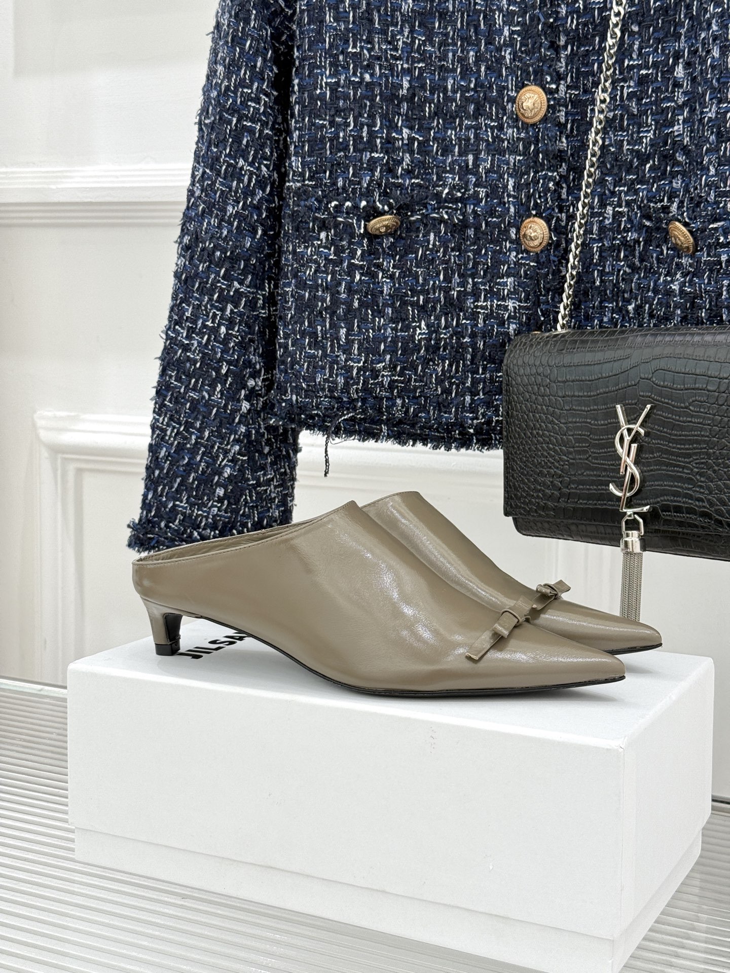 Jil Sander/吉尔桑达经典极简蝴蝶结尖头猫跟半拖鞋以极简笔触书写高级质感。利落尖头勾勒利落线条2