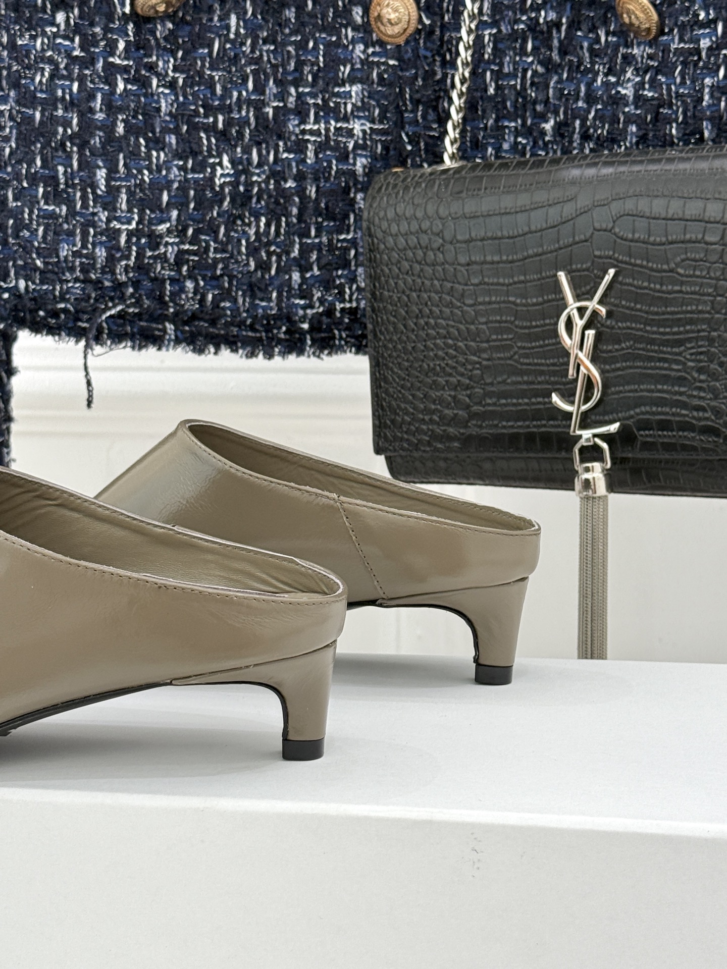 Jil Sander/吉尔桑达经典极简蝴蝶结尖头猫跟半拖鞋以极简笔触书写高级质感。利落尖头勾勒利落线条2