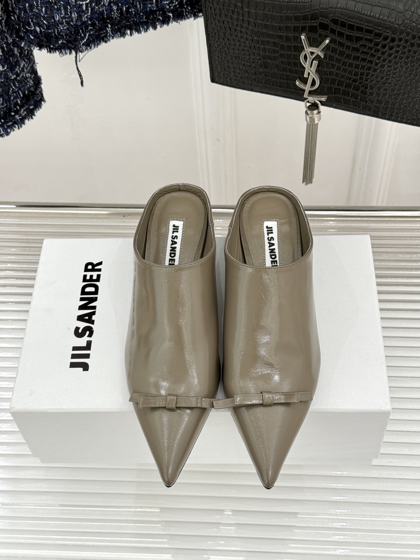 Jil Sander/吉尔桑达经典极简蝴蝶结尖头猫跟半拖鞋以极简笔触书写高级质感。利落尖头勾勒利落线条2