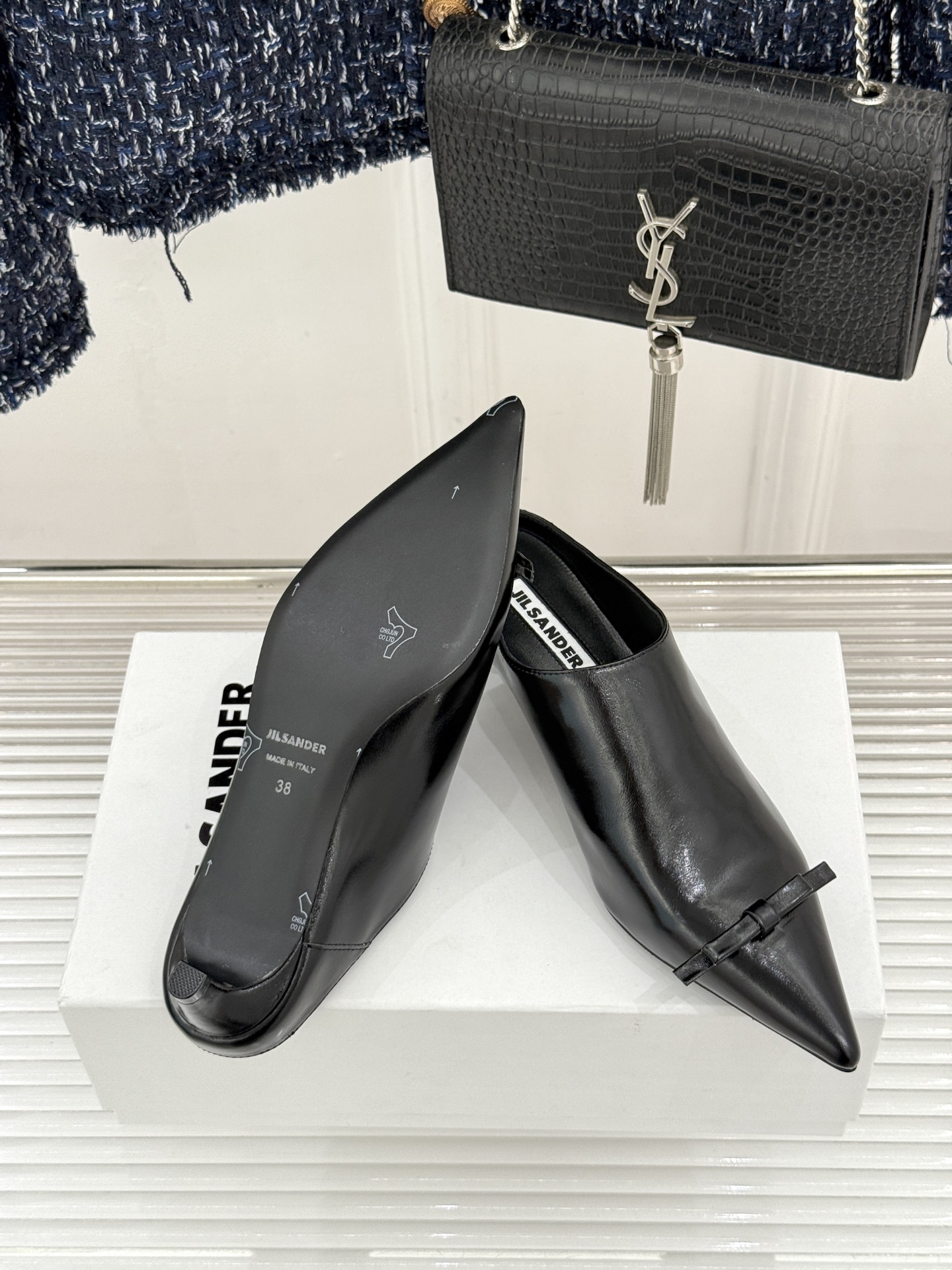 Jil Sander/吉尔桑达经典极简蝴蝶结尖头猫跟半拖鞋以极简笔触书写高级质感。利落尖头勾勒利落线条2