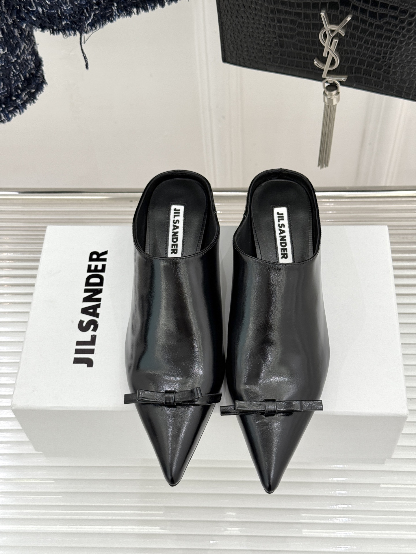 Jil Sander/吉尔桑达经典极简蝴蝶结尖头猫跟半拖鞋以极简笔触书写高级质感。利落尖头勾勒利落线条2