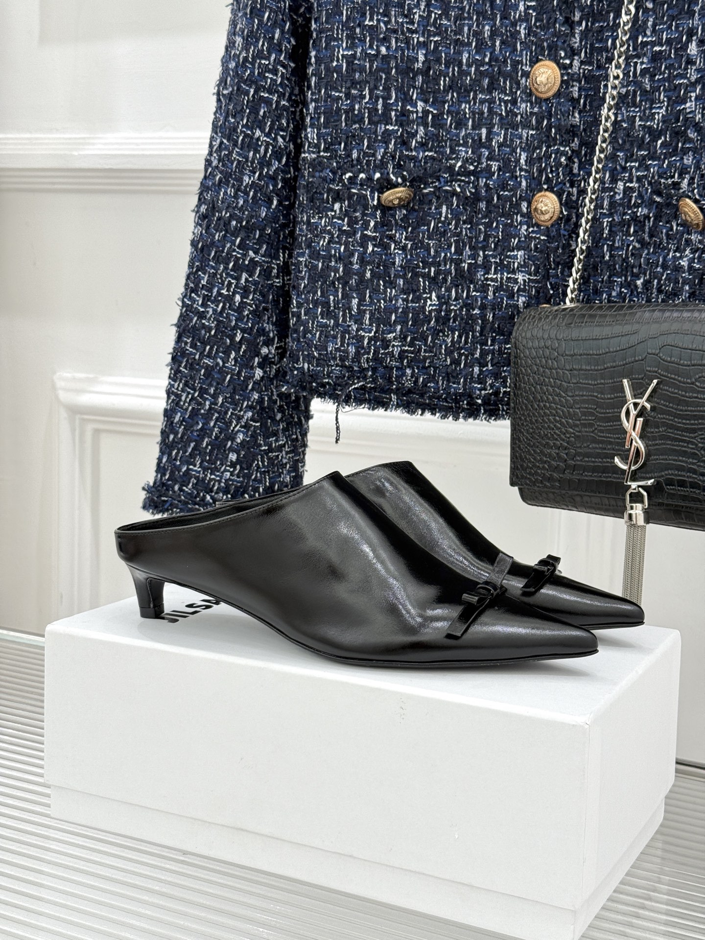 Jil Sander/吉尔桑达经典极简蝴蝶结尖头猫跟半拖鞋以极简笔触书写高级质感。利落尖头勾勒利落线条2