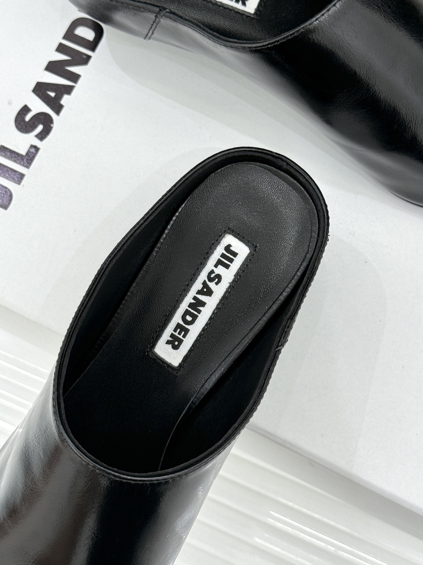 Jil Sander/吉尔桑达经典极简蝴蝶结尖头猫跟半拖鞋以极简笔触书写高级质感。利落尖头勾勒利落线条2