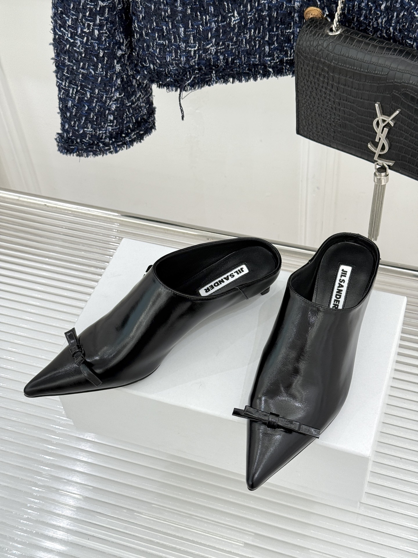 Jil Sander/吉尔桑达经典极简蝴蝶结尖头猫跟半拖鞋以极简笔触书写高级质感。利落尖头勾勒利落线条2