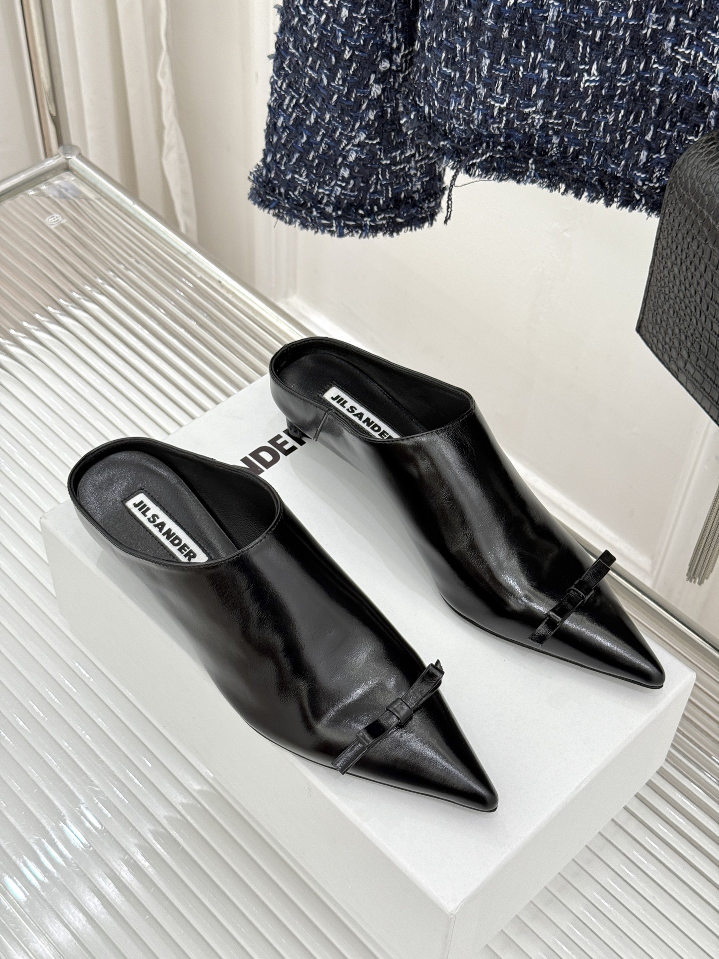 Jil Sander/吉尔桑达经典极简蝴蝶结尖头猫跟半拖鞋以极简笔触书写高级质感。利落尖头勾勒利落线条2