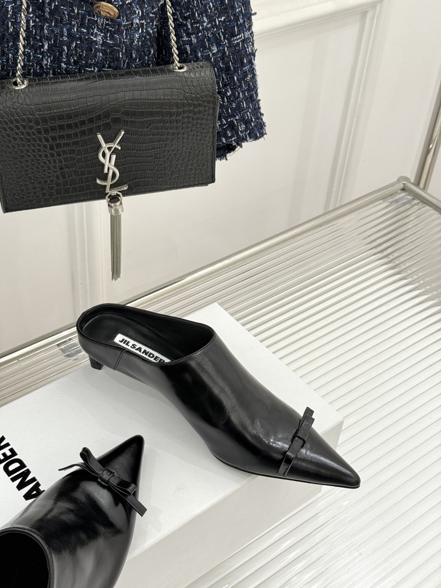 Jil Sander/吉尔桑达经典极简蝴蝶结尖头猫跟半拖鞋以极简笔触书写高级质感。利落尖头勾勒利落线条2