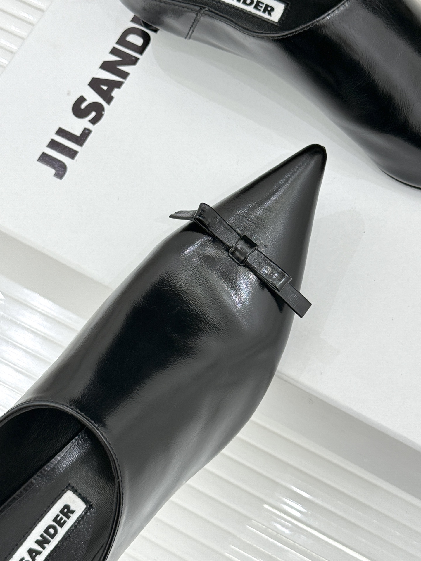 Jil Sander/吉尔桑达经典极简蝴蝶结尖头猫跟半拖鞋以极简笔触书写高级质感。利落尖头勾勒利落线条2
