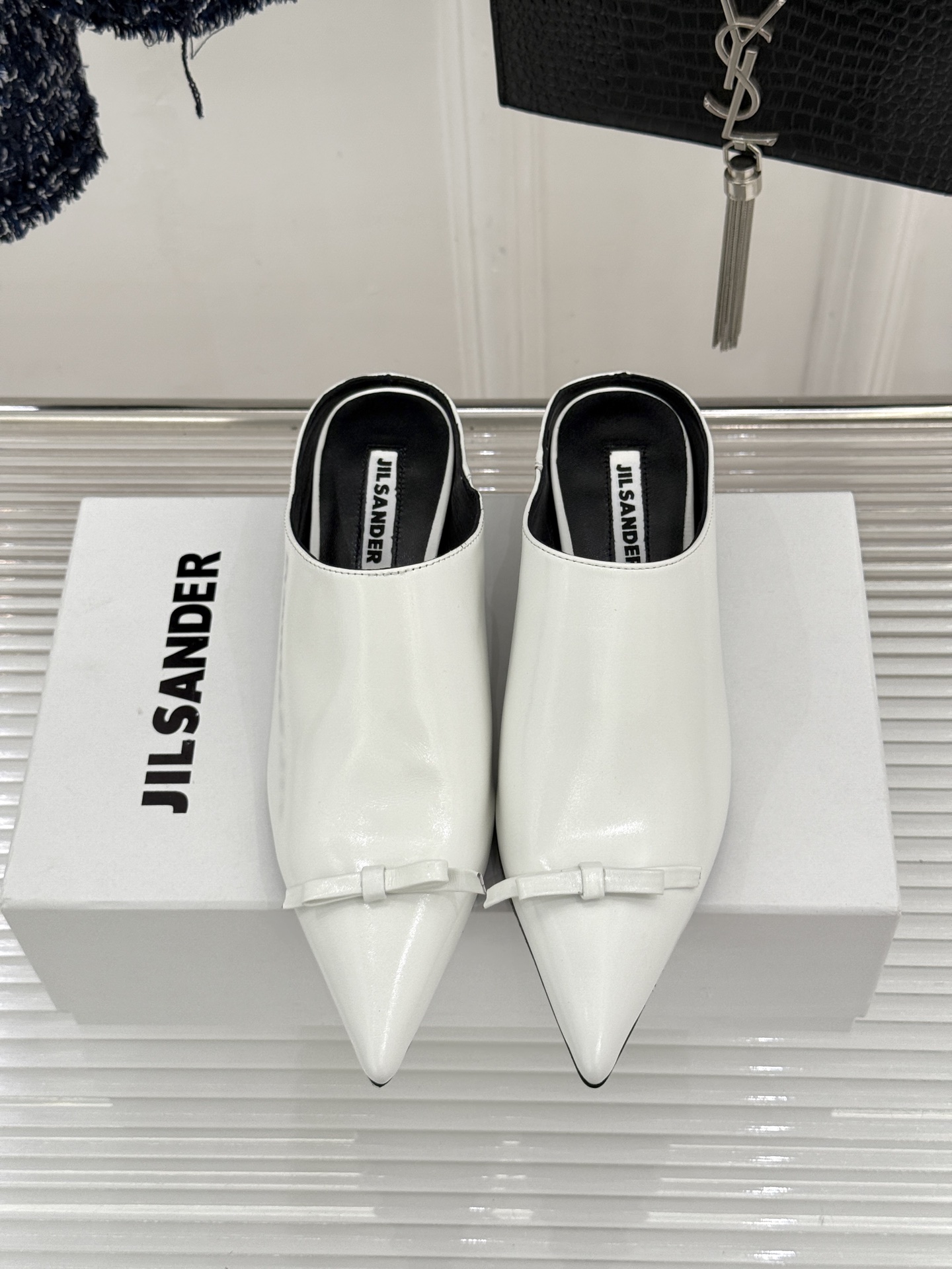Jil Sander/吉尔桑达经典极简蝴蝶结尖头猫跟半拖鞋以极简笔触书写高级质感。利落尖头勾勒利落线条2
