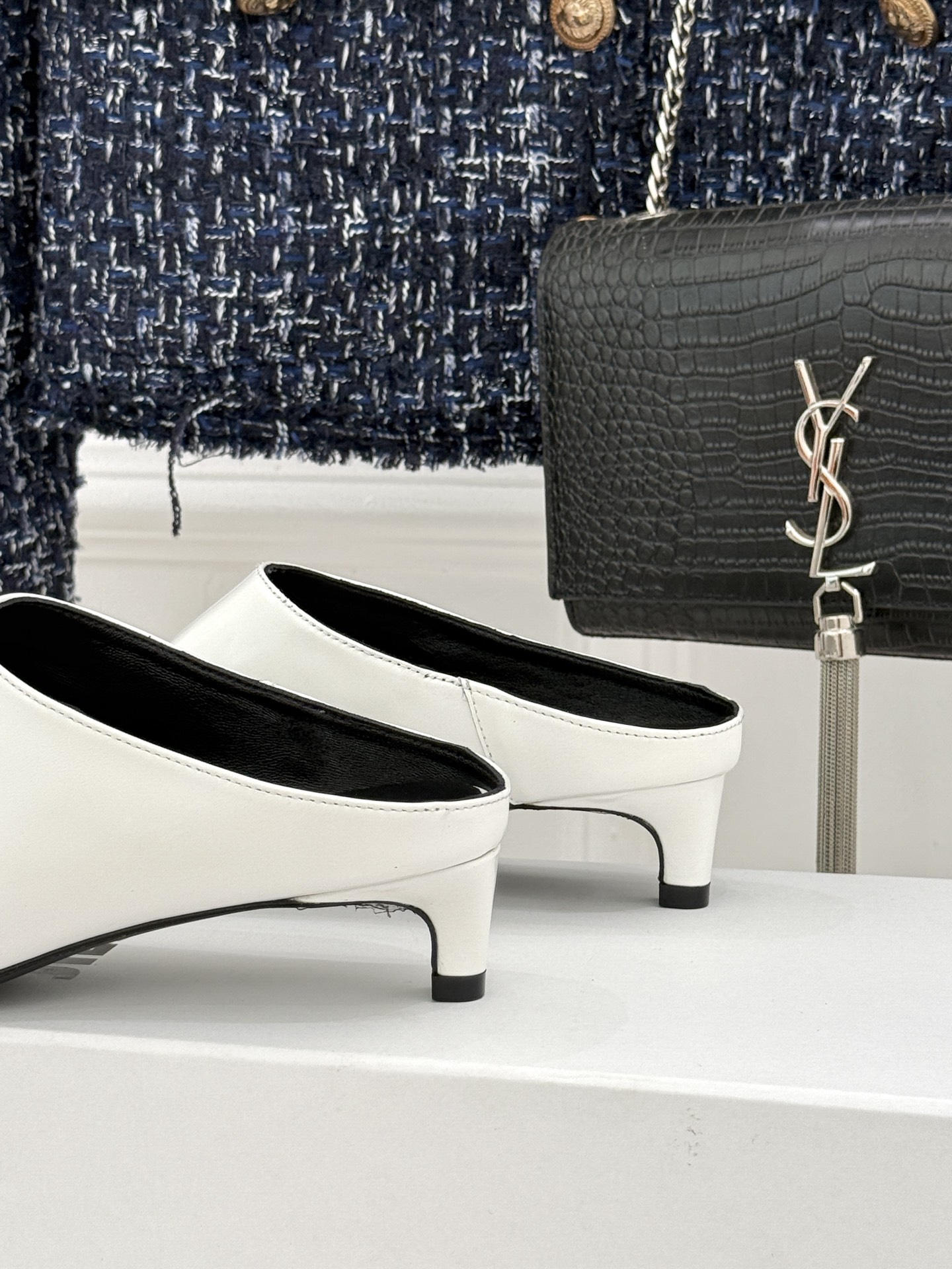 Jil Sander/吉尔桑达经典极简蝴蝶结尖头猫跟半拖鞋以极简笔触书写高级质感。利落尖头勾勒利落线条2