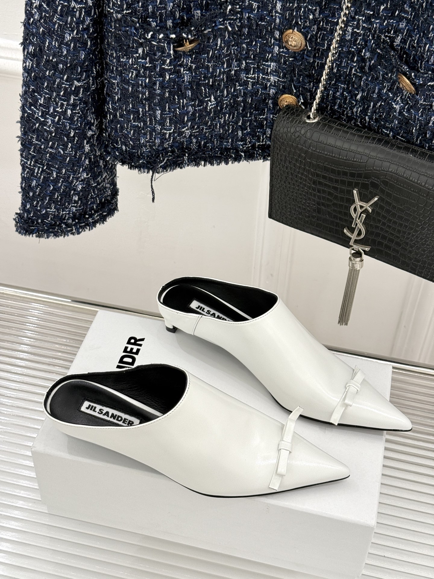 Jil Sander/吉尔桑达经典极简蝴蝶结尖头猫跟半拖鞋以极简笔触书写高级质感。利落尖头勾勒利落线条2