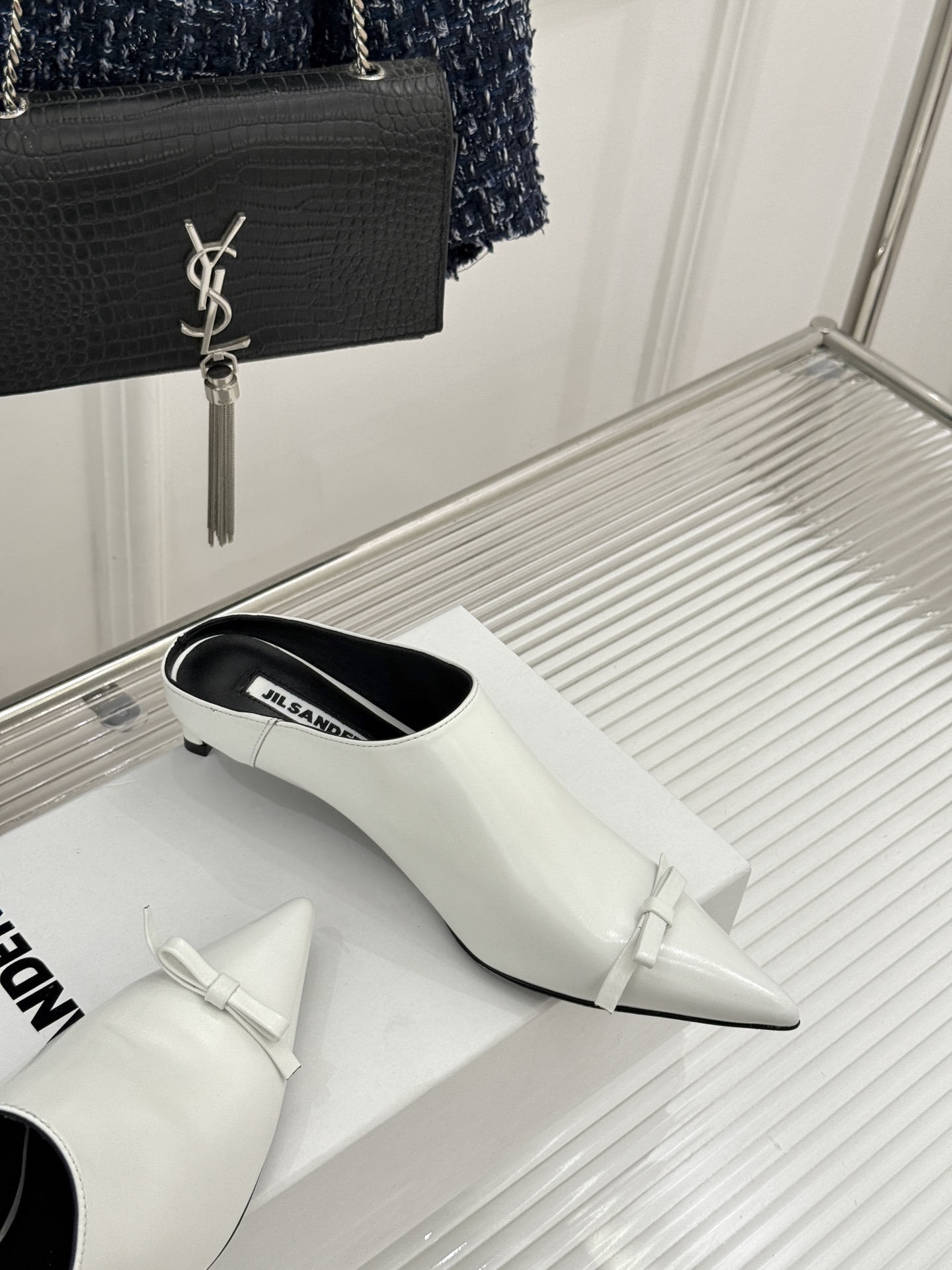 Jil Sander/吉尔桑达经典极简蝴蝶结尖头猫跟半拖鞋以极简笔触书写高级质感。利落尖头勾勒利落线条2