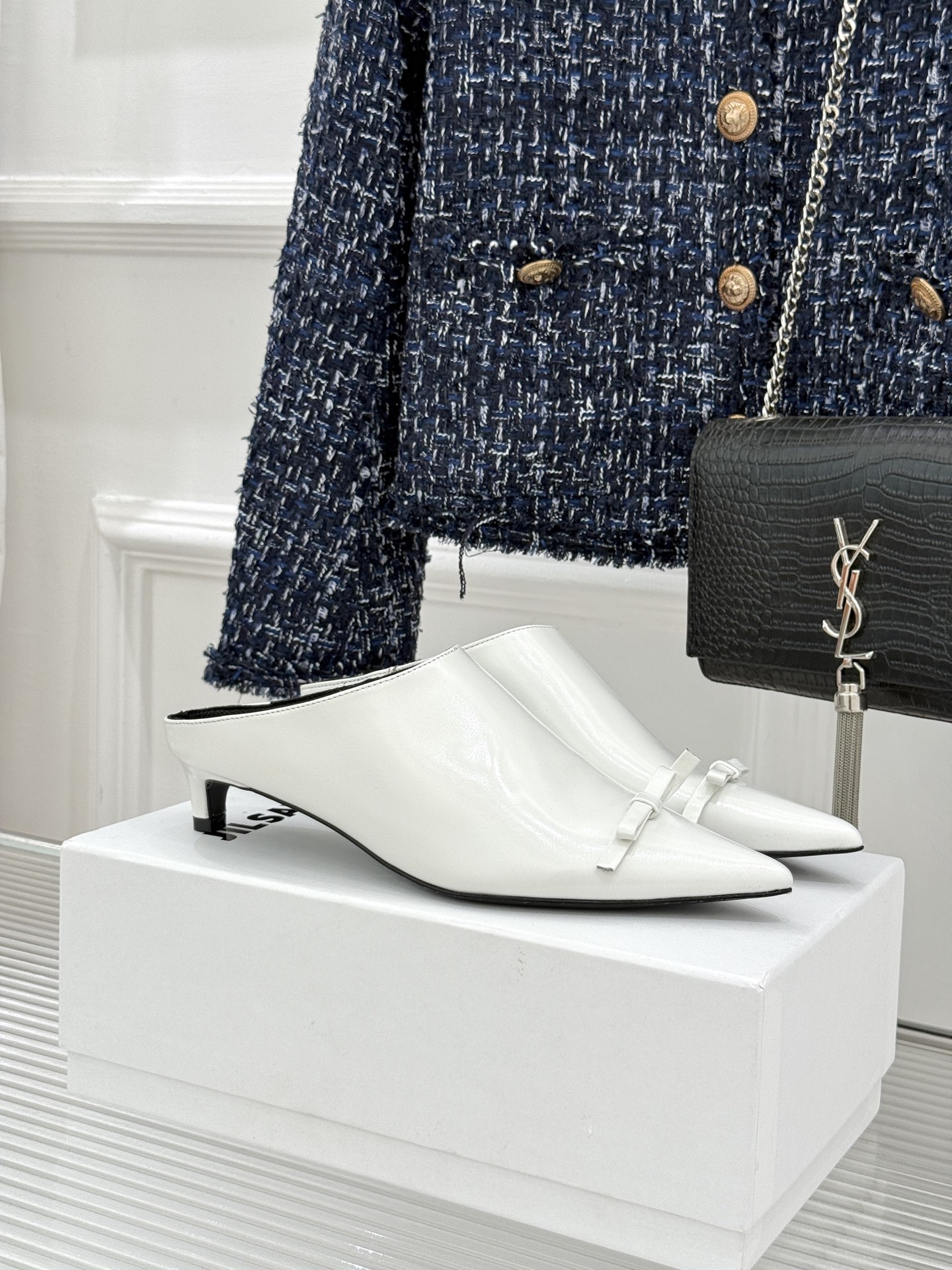 Jil Sander/吉尔桑达经典极简蝴蝶结尖头猫跟半拖鞋以极简笔触书写高级质感。利落尖头勾勒利落线条2