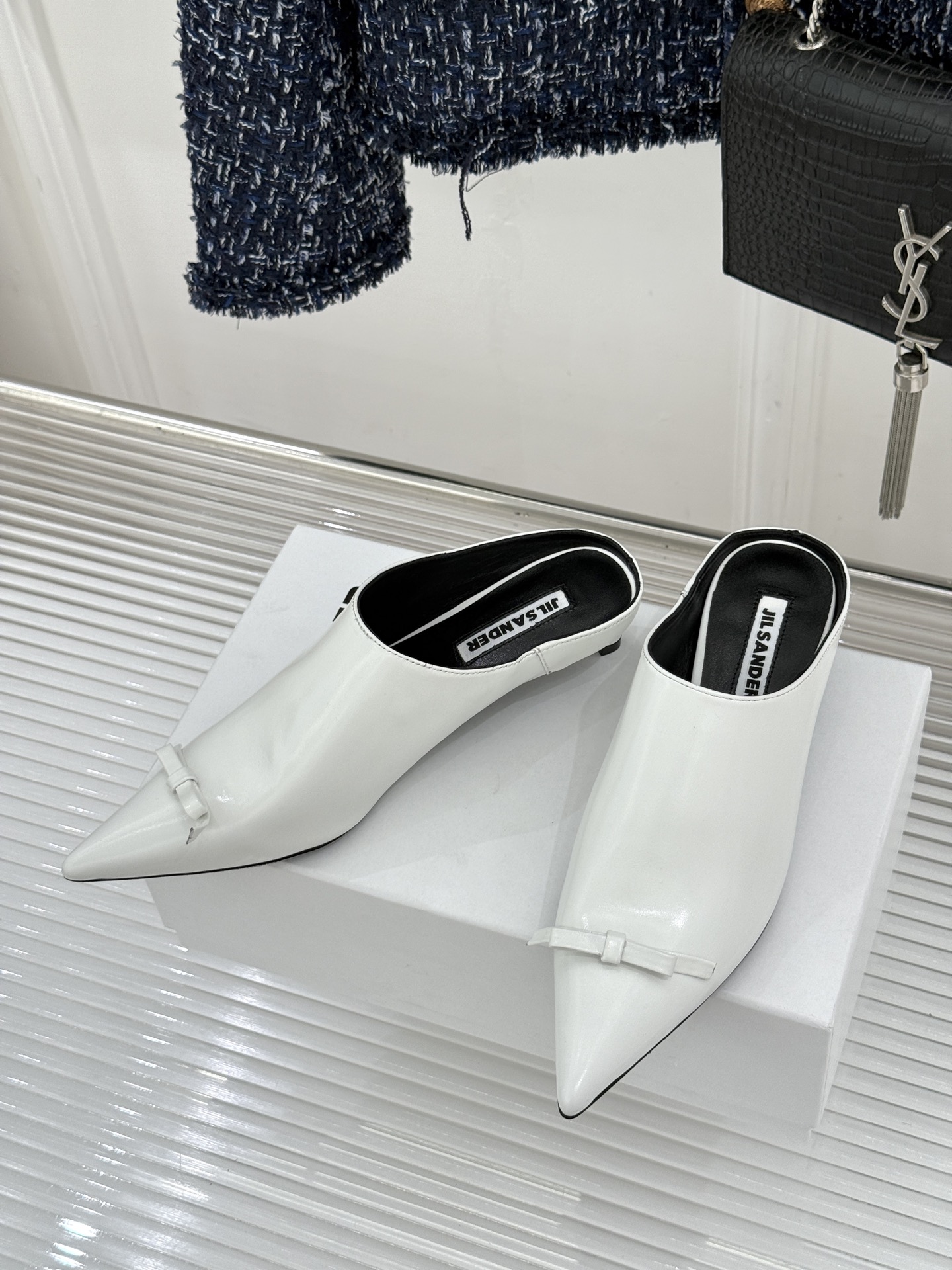 Jil Sander/吉尔桑达经典极简蝴蝶结尖头猫跟半拖鞋以极简笔触书写高级质感。利落尖头勾勒利落线条2