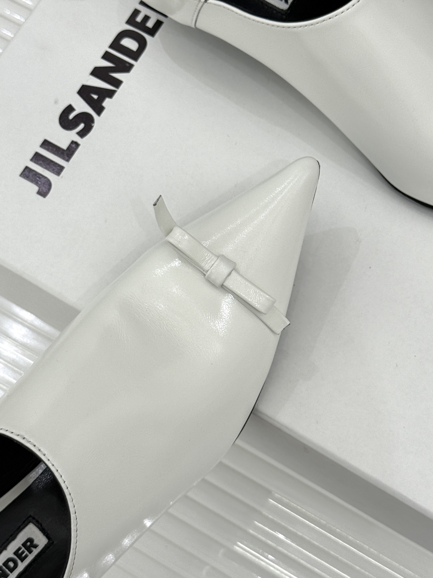 Jil Sander/吉尔桑达经典极简蝴蝶结尖头猫跟半拖鞋以极简笔触书写高级质感。利落尖头勾勒利落线条2